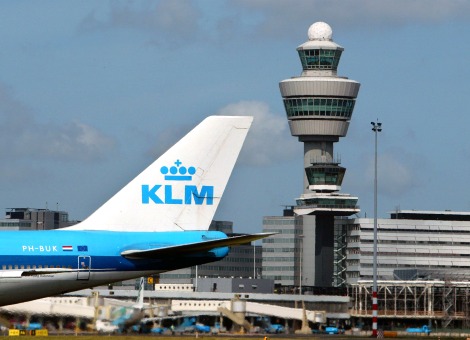 De strijd tussen Franse en Nederlandse belangen in de top van Air France-KLM kan grote gevolgen hebben voor Schiphol. Want het lot van de luchthaven is nauw verbonden met dat van KLM. Het belang van Schiphol voor de Nederlandse economie is onmiskenbaar. Door goede verbindingen met de belangrijkste economische centra ter wereld is Nederland een aantrekkelijk land voor multinationals. Daarom is de politiek in Den Haag bezorgd over de positie van de grootste luchthaven van ons land. Die staat namelijk onder druk door een aantal ontwikkelingen. Allereerst is de concurrentie uit Turkije en de Golfstaten toegenomen de afgelopen jaren. Dubai is in opkomst, maar met name Istanbul Atatürk Airport is de laatste jaren enorm gegroeid als hub, een knooppunt waar je overstapt op andere vluchten. Dat is precies de functie die Schiphol zichzelf heeft aangemeten. De gunstige ligging van Istanbul, op het snijvlak van drie continenten, speelt een rol bij de groei die het vliegveld doormaakt. Europa, Afrika en Azië zijn goed bereikbaar. Turkije bouwt bovendien een nieuw megavliegveld dat nog meer verkeer van Schiphol af kan snoepen. Lot van KLM Daarnaast is het lot van Schiphol nauw verbonden met dat van KLM, de nationale luchtvaarttrots die financiële en organisatorische voordelen geniet op het vliegveld ten opzichte van andere maatschappijen. Het idee achter de bevoorrechte positie is dat Schiphol zo goed verbonden blijft met de rest van de wereld; met KLM kun je alle kanten op. Maar net als Schiphol heeft ook KLM steeds meer last van concurrentie uit Turkije en de Golfstaten, van maatschappijen als Turkish Airlines, Emirates, Etihad en Qatar Airways. Van de laatste drie wordt vermoed dat ze tientallen miljarden aan staatssteun hebben gekregen, waardoor ze op een oneerlijke manier concurreren met Europese luchthavens. Het kabinet wil daarom voorlopig geen nieuwe landingsrechten toekennen aan maatschappijen uit de Perzische Golf. Bonje met Air France Er is nog een bedreiging voor Schiphol: de interne strijd bij Air France-KLM tussen het Nederlandse en Franse kamp. Sinds het samengaan van de twee vliegmaatschappijen bestaat de angst dat de Fransen vluchten willen verplaatsen naar de Parijse luchthaven Charles de Gaulle. Zeker als de inkomsten onder druk komen te staan zou KLM wel eens het onderspit kunnen delven, omdat het een veel kleinere thuismarkt heeft dan Air France. De Nederlandse overheid bedong daarom bij de fusie in 2003 een pakket garanties die bedoeld waren om de positie van KLM – en dus Schiphol – veilig te stellen. Volgens dagblad Le Figaro is aankomend topman Jean-Marc Janaillac van Air France-KLM echter bereid de afspraken nog eens langs de meetlat te leggen. Dit om stakende piloten tevreden te stellen. Staking piloten De pilotenvakbonden bij Air France hebben opgeroepen tot een staking van 11 tot en met 14 juni, net als het EK voetbal in Frankrijk op stoom komt. De piloten zijn boos over nieuwe kostenbesparingen die het bedrijf wil doorvoeren en een krimp van het vluchtaanbod. Het is Air France donderdag niet gelukt om overeenstemming te bereiken met de piloten. Topman Frédéric Gagey verwacht dat zaterdag 20 à 30 procent van de vluchten van Air France moet worden geannuleerd. KLM groeit, Air France niet De Franse piloten zijn ook ontevreden over de onevenwichtige ontwikkelingen bij Air France en zustermaatschappij KLM. In tegenstelling tot Air France heeft KLM vorig jaar het personeel weten te overtuigen dat er een schepje bovenop moet om de concurrentie bij te kunnen benen. Dat biedt voorlopig ruimte voor groei omdat meer vluchten kunnen worden aangeboden met net zoveel personeel. KLM vervoerde in mei opnieuw meer passagiers, terwijl bij Air France sprake was van een daling. Bij Air France zijn zulke productiviteitsafspraken niet gemaakt. Het vluchtaanbod is daardoor al maanden gestagneerd of zelfs gekrompen. De Franse vliegers vinden dat de uitbreiding van het stoelaanbod bij KLM minstens voor een deel toekomt aan hun bedrijf. Ze willen dat een deel van de groei in capaciteit wordt overgeheveld van KLM naar Air France. Honderden miljoenen schade Bronnen rond KLM bevestigen tegenover persbureau ANP dat de directie in Parijs er inmiddels naar neigt de piloten hun zin te geven. Daarbij hebben de bestuurders de staking van 2014 in hun achterhoofd, die het luchtvaartconcern zo’n half miljard euro kostte. Mocht de directie toegeven aan de Franse piloten, dan gaat dat ten koste van de groei van KLM. En dat heeft weer gevolgen voor Schiphol. Ondertussen spreken Kamerleden hun zorgen uit over de situatie bij Air France-KLM. Pieter Omtzigt van het CDA spreekt van een "zeer ernstige situatie". Volgens Jacques Monasch (PvdA) "kan het niet zo zijn dat KLM wel bezuinigt en de Fransen er zo mee wegkomen". Coalitiegenoot VVD vindt bij monde van Ton Elias dat "het kabinet op de achtergrond moet gaan terugduwen in Parijs". Bron: Z24/ANP