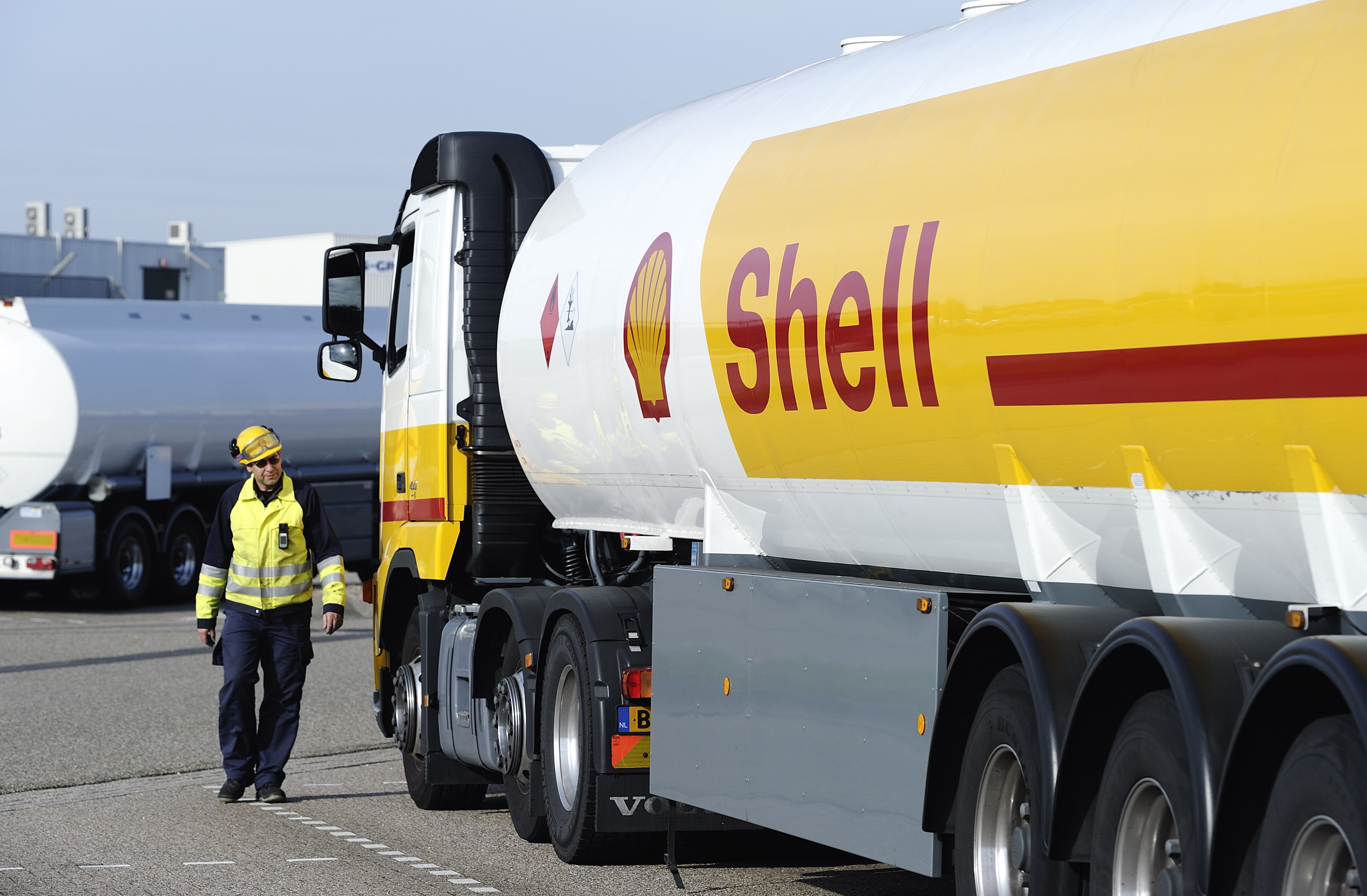 Shell heeft in het derde kwartaal een fors lagere winst geboekt dan in dezelfde periode vorig jaar. De vooruitzichten voor de korte termijn worden sterk beïnvloed door zwakke raffinagemarges en de veiligheidssituatie in Nigeria. Dat maakte het bedrijf donderdag bekend. Shell boekte een winst op basis van geschatte actuele voorraadkosten, de maatstaf voor zowel het concern als de financiële markten, van 4,5 miljard dollar (3,3 miljard euro). Dat is 32 procent minder dan de 6,6 miljard dollar een jaar eerder. De nettowinst die toerekenbaar is aan de aandeelhouders daalde op jaarbasis met 35 procent tot 4,7 miljard dollar.