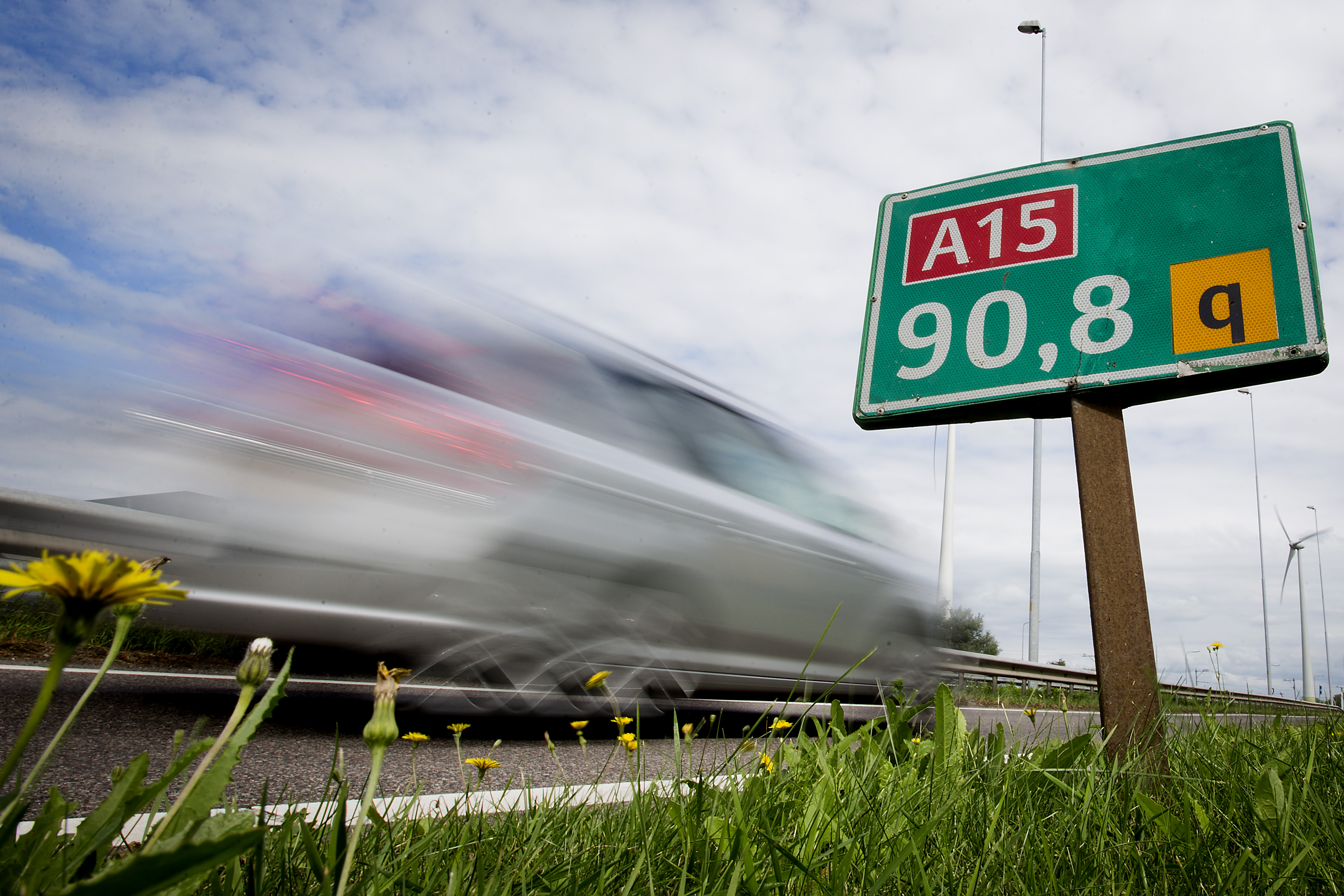 De autobranche roept de Tweede Kamer in een brandbrief op om af te zien van de extra lastenverzwaringen voor de automobilist van in totaal ruim 1 miljard euro. "Autobelastingen verhogen heeft een sterk negatief effect op het consumentenvertrouwen en op de werkgelegenheid'', aldus de ANWB, de Bovag, de RAI Vereiniging en Vereniging van Nederlandse Autoleasemaatschappijen (VNA). 2013 slecht jaar autobranche De belangenbehartigers benadrukken dat dit jaar één van de slechtste jaren voor de autobranche is van de laatste decennia en als de verschillende belastingverhogingen voor de automobilist worden doorgevoerd kan de sector zich gaan opmaken voor een nieuw dieptepunt in 2014. Nederland duurste autoland De lastenverhogingen komen bovenop de ruim 20 miljard euro die al via het wegverkeer binnenkomt aan belastingen, aldus de organisaties. Daarmee is Nederland volgens de belangenclubs inmiddels het duurste autoland van de ons omringende landen