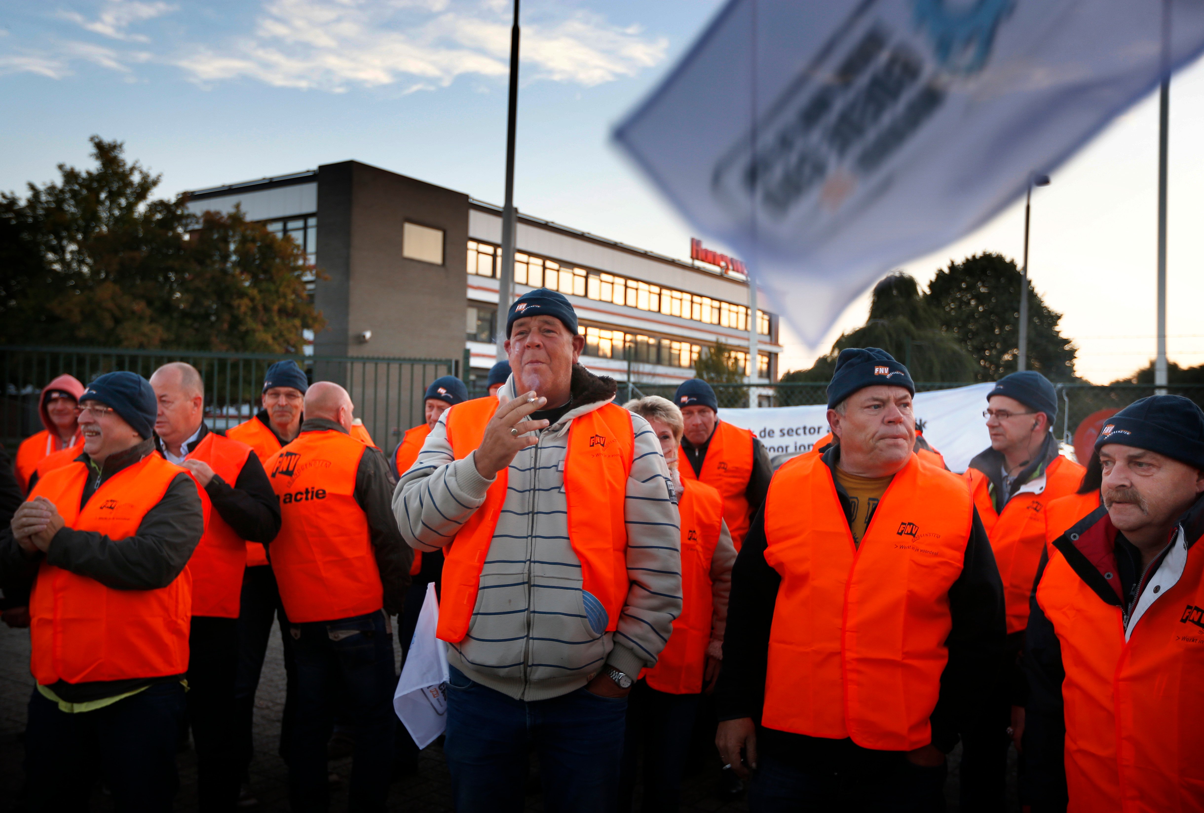 Werknemers in de metalsector zullen maandag opnieuw het werk neerleggen voor een betere cao. Het gaat om honderden vliegtuigbouwers, installateurs, kabelaars, scheepsbouwers en andere metaalwerkers, laat FNV Metaal weten. Vrijdag voerden ruim 900 metaalwerkers actie bij onder meer de bedrijven Ardagh, Rotocoat, Shipdock en Royal de Boer. De actievoerders willen de werkgevers op die manier zover krijgen, dat zij alsnog de eisen voor onder meer een hoger loon en meer invloed op de werktijden honoreren. De cao-onderhandelingen in de klein- en grootmetaal liepen in juni stuk. De twee cao's gelden samen voor bijna een half miljoen mensen.