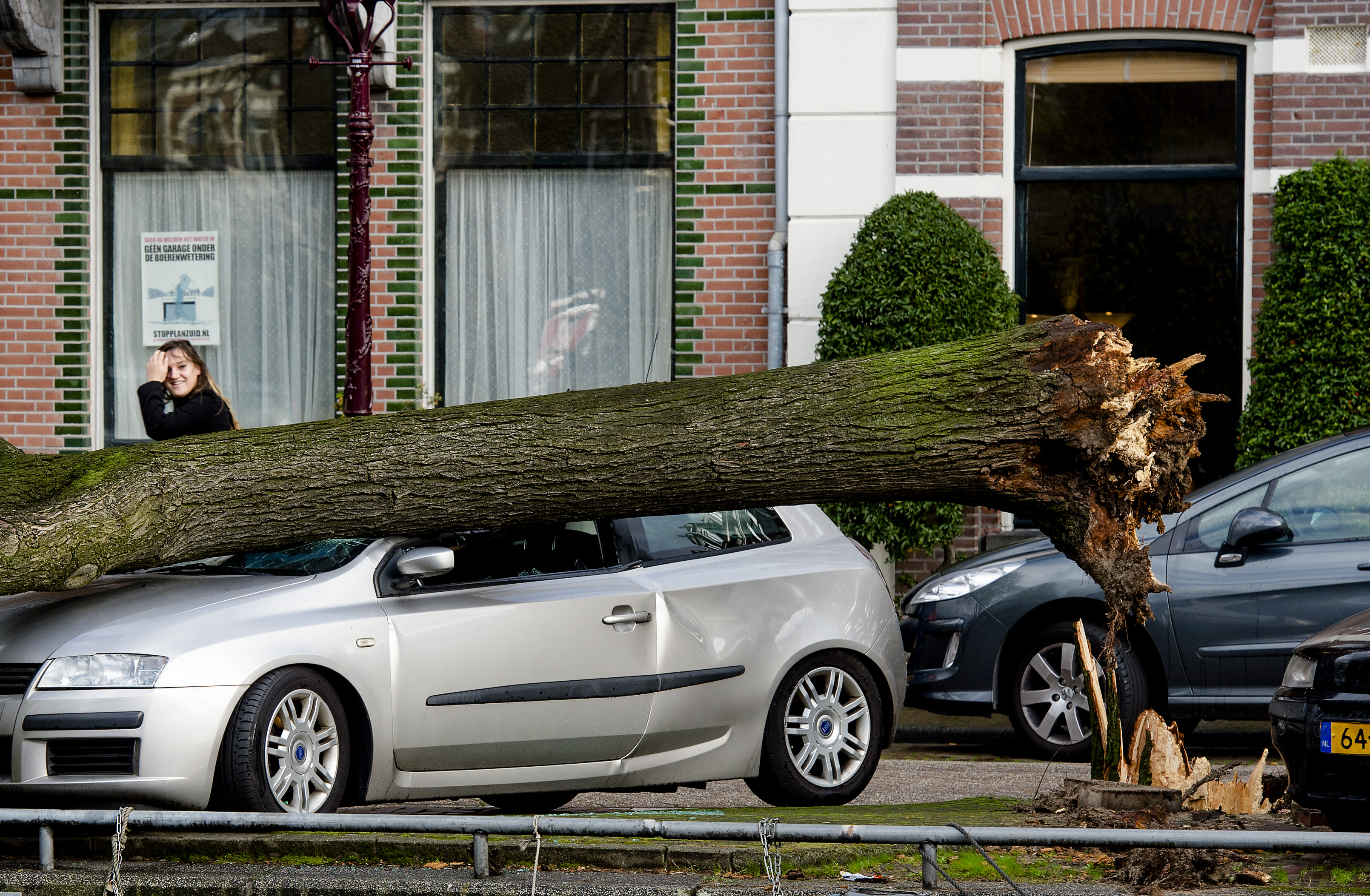 De storm die maandag over Nederland raasde, heeft een schade van zeker 95 miljoen euro veroorzaakt. Dat maakte het Verbond van Verzekeraars dinsdag bekend op basis van eerste schattingen. In dit bedrag zit niet de schade verwerkt die de overheids- en landbouwsector heeft geleden. Veel schade werd vooral aangericht door bomen die ontworteld raakten en op auto's en woningen vielen. Ook rondvliegende dagpannen en puin veroorzaakten schade aan woningen, bedrijfspanden en voertuigen.