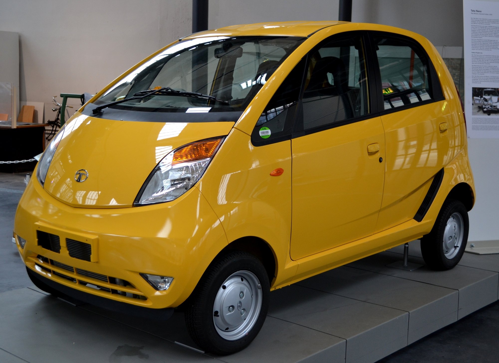 De Tata Nano, 's werelds goedkoopste auto, is een flop. De nieuwe, duurdere versie van de auto moeten een jong, hip publiek gaan aanspreken. Toen de Nano in 2009 op de markt kwam, was het 's werelds goedkoopste auto. Al voor 2.000 dollar kon een Indiër een eigen auto kopen. Helaas, de Indiërs bliefden de auto niet. Hij oogde en voelde zo goedkoop dat niemand ermee gezien wilden worden. Nu, vier jaar later, verkoopt Tata maandelijks net zo veel Nano's als Jaguars, dat andere merk uit de Tata-stal. In september verlieten slechts 2.500 Nano's de showroom. Sinds de lancering heeft Tata de Nano steeds licht aangepast. Zo kwamen er handschoenenkastjes in plaats van een plankje. Maar nu heeft het concern besloten tot een radicale stap: de Nano heeft nu in zijn duurdere versie zowaar een stereo-installatie, nieuwe velgen en chrome-versieringen. Die LX-versie kost omgerekend 3578 dollar, schrijft The Wall Street Journal. Een marketingcampagne waarin hippe jongeren de hoofdrol spelen, moet een nieuwe doelgroep aanspreken. Het is de ultieme poging van Tata om de Nano alsnog een succes te maken. Het autootje is verworden tot een heuse molensteen. De ontwikkeling kostte 400 miljoen dollar, de nieuwe fabriek ook nog eens honderden miljoenen en bij de dagelijkse operatie moet ook veel geld bij. De vraag is dan ook hoe lang Tata doorzet. Als de Indiase jongeren niet snel het autootje alsnog omarmen, dreigt een voortijdig einde van 's werelds goedkoopste auto. Bekijk hier alle veranderingen aan de Nano.