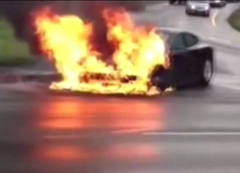 Op een autoweg nabij Chicago is woensdag een Tesla Model S zwaar beschadigd nadat de auto in brand was gevlogen. Het nieuws deed de koers van Tesla onmiddellijk met 6,2 procent dalen. Later krabbelde het aandeel weer op en sloot op 180,95 dollar, nadat het de beursdag was begonnen rond de 190 dollar. De koersdaling is het gevolg van de vrees die onder veel mensen leeft dat elektrische auto’s – en dan vooral de accupakketten – gevoelig zijn voor brand. Eerder deed zich al spontaan brand voor bij een Fisker en een Chevrolet Volt vloog weken na een crashtest ineens in brand. Wat de oorzaak is van de brand is nog niet bekend, maar Tesla heeft laten weten dat de Model S een aanrijding heeft gehad met een groot metalen object op de weg, waardoor zware schade is ontstaan. De bestuurder van de Tesla werd door het alarmsysteem van de auto verzocht om naar de kant van de weg te gaan en uit te stappen. Hij bleef ongedeerd. "De brand bleef beperkt tot de voorzijde van de auto en bleef buiten het interieur en het accupakket dankzij de constructie van de auto", zo verklaarde Elizabeth Jarvis-Shean van Tesla Motors. Bekijk hieronder een video van de brand die een ooggetuige maakte. Lees meer autonieuws op Carros.nl.