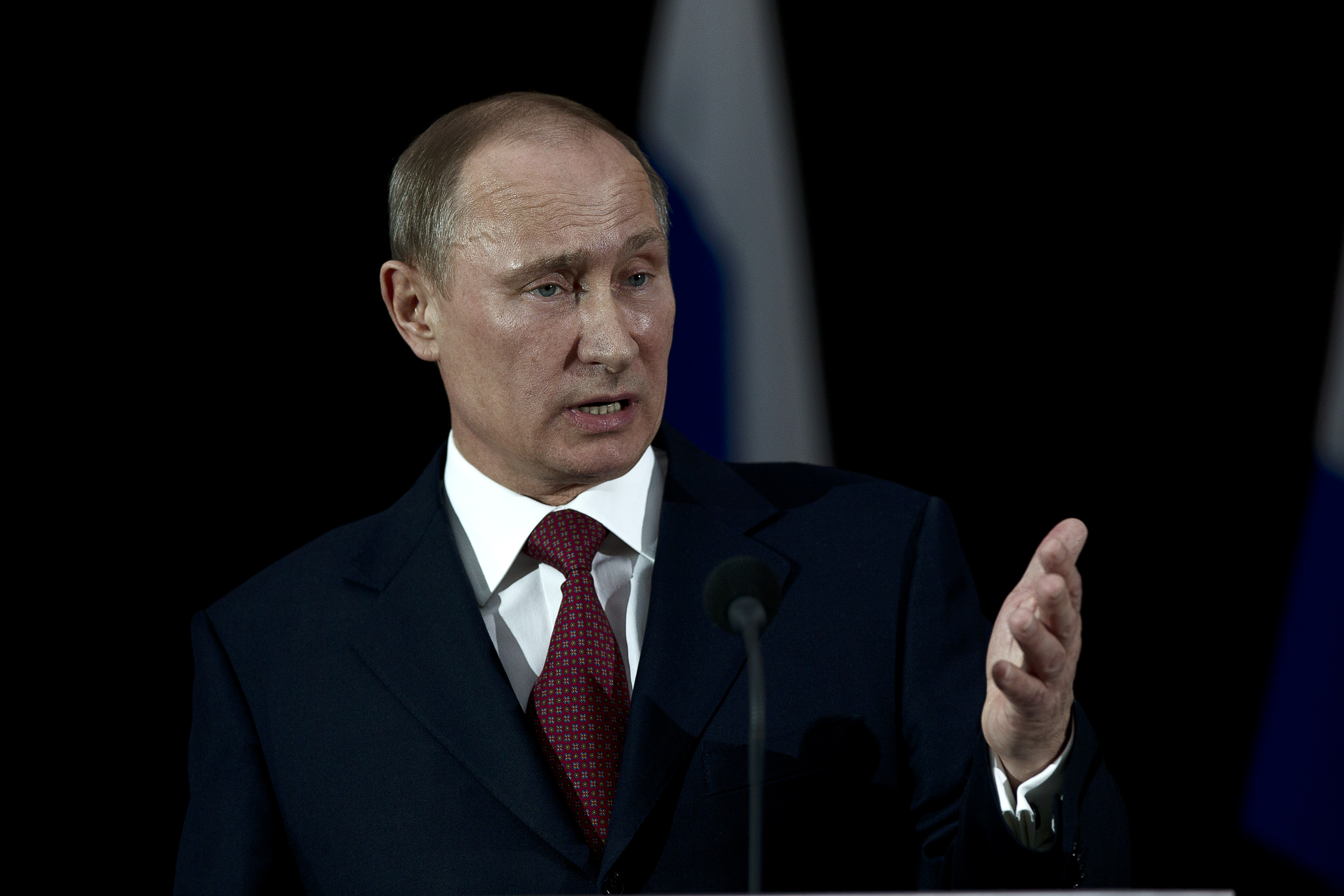 De Russische president Vladimir Poetin eist excuses van Nederland voor de behandeling van een Russische diplomaat door de politie in Nederland. Poetin zei dat dinsdag op Bali, waar hij een Aziatische top bijwoont, meldde het Russische persbureau RIA Novosti. “Dit is een ernstige schending van de Weense Conventie. We wachten op opheldering, excuses en het bestraffen van de daders”, aldus Poetin. In de Weense Conventie staan regels van het diplomatieke verkeer, zoals onschendbaarheid van diplomaten. De Russische diplomaat Dmitri Borodin heeft gezegd dat hij zondag is “aangevallen'' in zijn huis in Den Haag door “mensen in politieuniform''. Dat zou zijn gebeurd na een klacht van buren over zijn gedrag tegenover zijn kinderen. Volgens de Russische staatstelevisie is Borodin ook een aantal uren vastgehouden op het politiebureau, zonder uitleg te krijgen. De politie in Den Haag bevestigt dat er “een incident” is geweest, maar wil verder niets kwijt. De Russische ambassade in Den Haag heeft een brief gestuurd aan het Nederlandse ministerie van Buitenlandse Zaken. Daarin wordt een onderzoek geëist en excuses. Borodin was dinsdag aan het werk, zei een woordvoerster van de ambassade, maar ze gaf geen details over zijn gesteldheid.