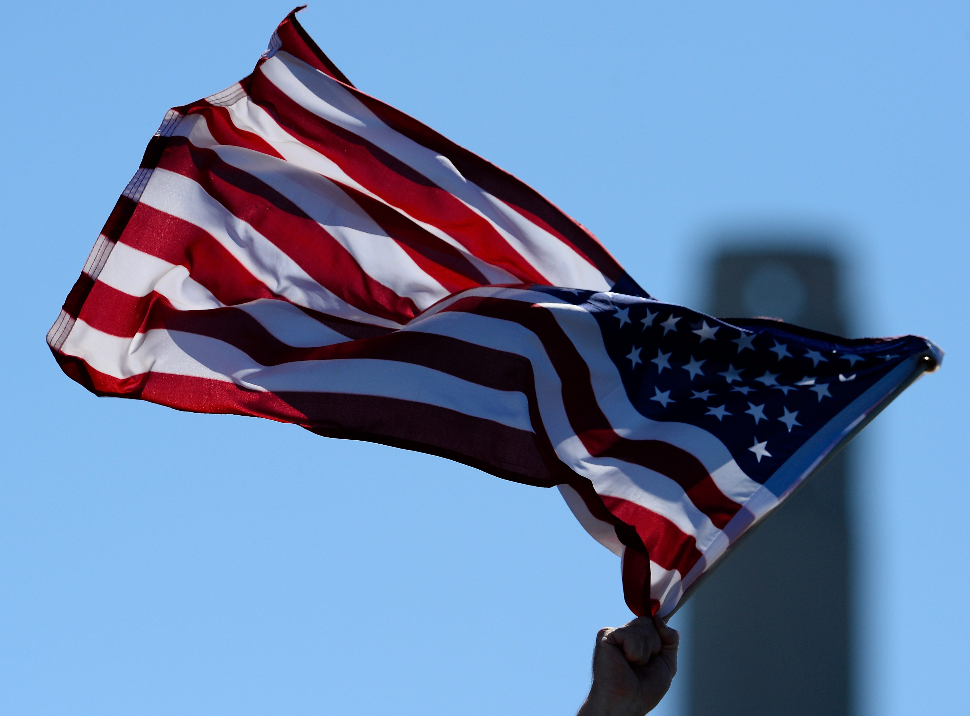De economische activiteit in de Verenigde Staten is in maart verder toegenomen. Dat blijkt uit cijfers die de Federal Reserve van Chicago maandag heeft gepubliceerd. De index waarmee de Chicago Fed de bedrijvigheid meet, kwam vorige maand uit op 0,2. Een positieve stand duidt op groei. De stand voor maart kwam overeen met de gemiddelde verwachting van economen. Uit een nieuwe schatting bleek verder dat de Amerikaanse economie in februari sterker groeide dan eerder gedacht. De graadmeter kwam in die maand uit op 0,53, in plaats van 0,14 zoals eerder gemeld.