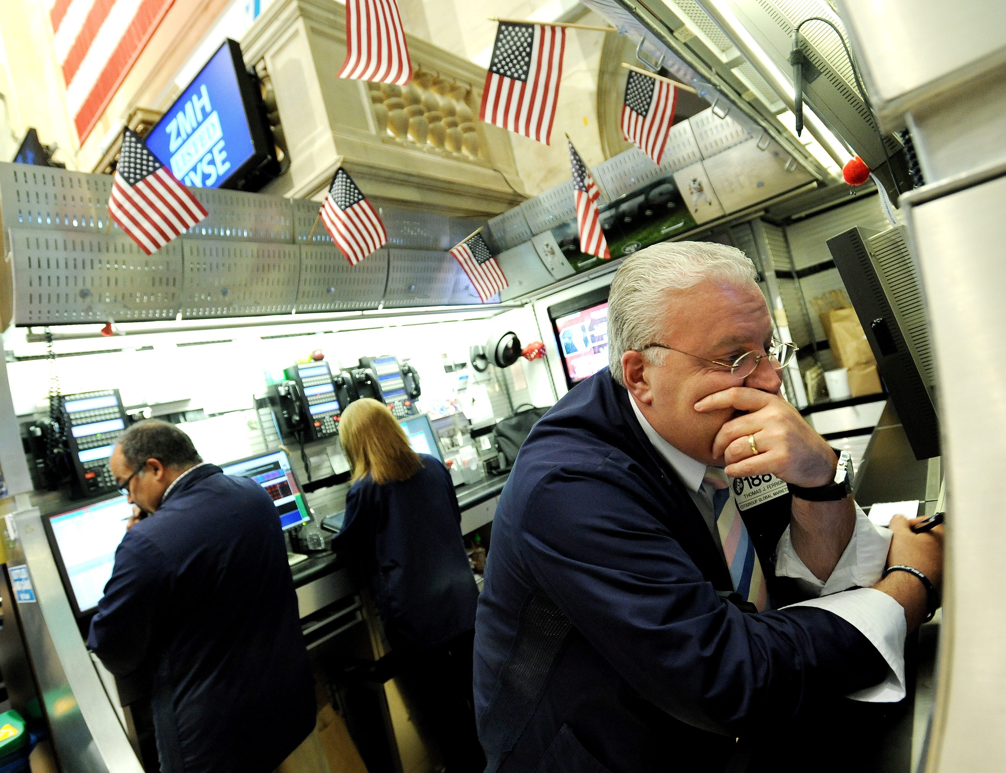 De aandelenbeurzen in New York zijn donderdag licht lager begonnen aan de eerste handelsdag van 2014. Een afzwakkende groei van de Chinese industrie zorgde voor een voorzichtig begin van het nieuwe jaar. Beleggers wachten nog op de inkoopmanagersindex van de Amerikaanse industrie, die een halfuur na opening van de markt naar buiten komt. De Dow-Jonesindex noteerde kort na opening de beurs 0,3 procent lager op 16.524 punten. De brede S&P 500 zakte 0,3 procent tot 1842 punten en technologiebeurs Nasdaq leverde 0,4 procent in tot 4160 punten. Voor aanvang van de aandelenhandel werd bekendgemaakt dat het aantal eerste aanvragen voor een werkloosheidsuitkering in de Verenigde Staten vorige week met 2000 is gedaald naar 339.000. Economen rekenden in doorsnee op 342.000 aanvragen. Het cijfer van een week eerder werd herzien tot 341.000, van een eerder gemelde 338.000 aanvragen.