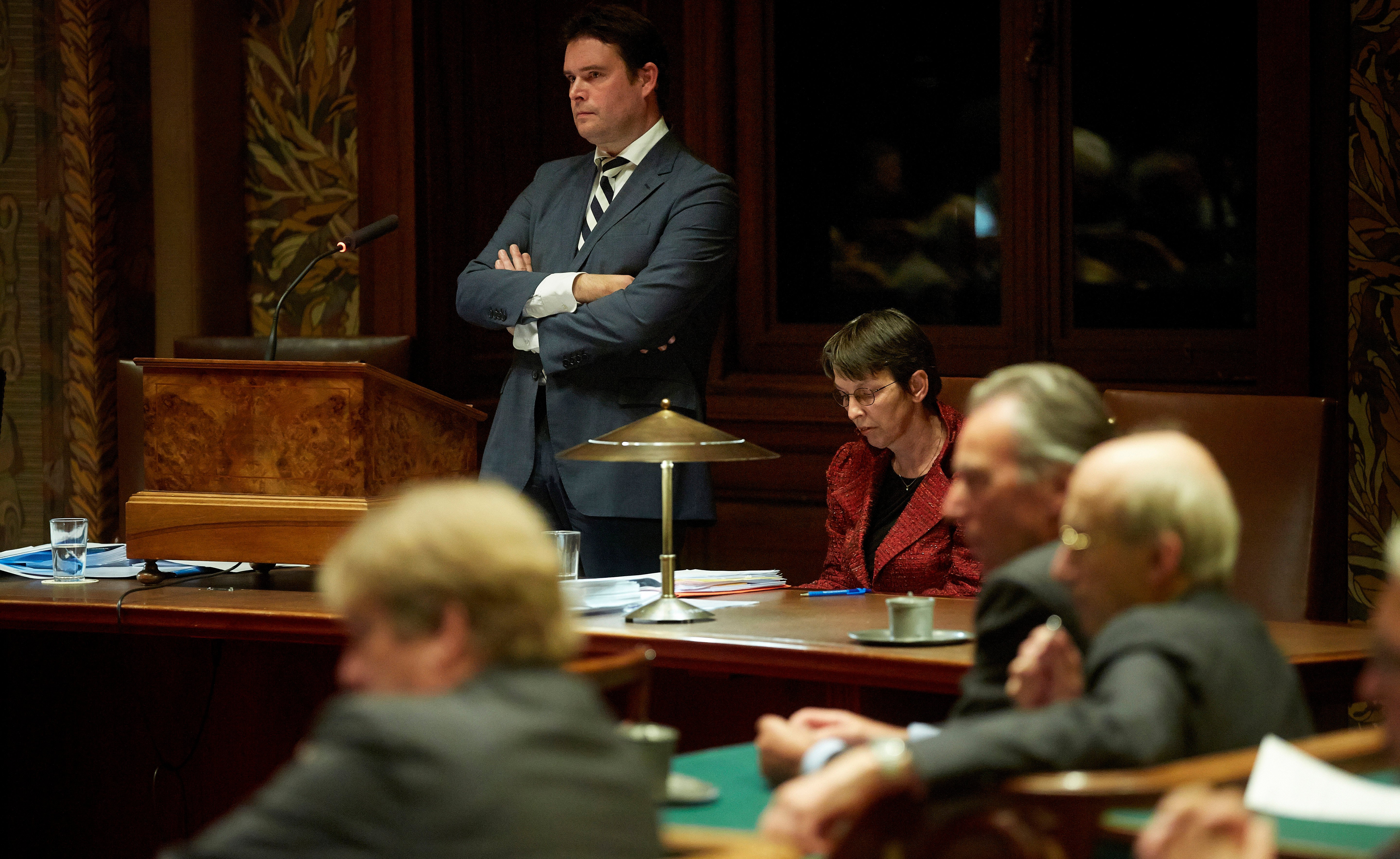 Het kabinet gaat zich opnieuw buigen over het plan om de pensioenopbouw fors te verlagen. De behandeling ervan in de Eerste Kamer is donderdagavond op verzoek van staatssecretaris Frans Weekers (Financiën) aangehouden. Weekers constateerde dat er in de Senaat onvoldoende steun is voor het plan. De hele oppositie die in de Eerste Kamer een meerderheid vormt, wijst het af. Het kabinet is dus gedwongen met forse aanpassingen te komen. Die moeten dan ook weer door de Tweede Kamer worden behandeld. Het is de eerste keer dat een belangrijk onderdeel van het regeerakkoord stukloopt in de Eerste Kamer. Het kabinet heeft daar geen meerderheid. Het pensioenplan zou de schatkist bijna 3 miljard euro moeten opleveren in 2017, de grootste bezuiniging uit het regeerakkoord. Bijspaarregeling Kern van het plan is dat de jaarlijkse pensioenopbouw wordt verlaagd van 2,25 naar 1,75 procent van het inkomen. Volgens het kabinet kan dat omdat iedereen voortaan langer werkt en dus meer tijd heeft om voor zijn pensioen te sparen. Via het sociaal akkoord kwam een bijspaarregeling tot stand, waarmee het opbouwpercentage wordt opgetrokken tot 1,85 procent per jaar. Deze regeling, die eerder al gekraakt was door de Raad van State, krijgt geen enkele steun in de Senaat, ook niet bij de coalitiepartijen. GroenLinks-senator Tof Thissen zei dat het kabinet "zich moet schamen'' dat het dit zwaar bekritiseerde onderdeel heeft durven indienen. Maar ook op de hoofdlijn van het pensioenplan bestaat forse kritiek. Volgens de oppositiepartijen kunnen jongeren door de lagere opbouw onvoldoende voor hun oudedagsvoorziening sparen. Bovendien heeft een meerderheid van de Eerste Kamer er, anders dan het kabinet, geen vertrouwen in dat de pensioenpremies fors zullen dalen door de lagere opbouw. Irritaties tijdens debat Dat het pensioenplan zou sneuvelen in de Eerste Kamer, was al lang duidelijk. In de Tweede Kamer stemden alleen de regeringspartijen voor. Senator Thissen verweet het kabinet dinsdag dat het de Senaat "in een politieke rol heeft gedwongen'' door niet al eerder rekening te houden met de oppositie. Tijdens het debat ontstonden geregeld irritaties. Een deel van de oppositie riep Weekers bij het begin van zijn beantwoording op er maar mee op te houden, om een "herhaling van zetten'' te vermijden. Na een korte schorsing ging Weekers toch verder. Ook staatssecretaris Jetta Klijnsma van Sociale Zaken voerde nog uitvoerig het woord.