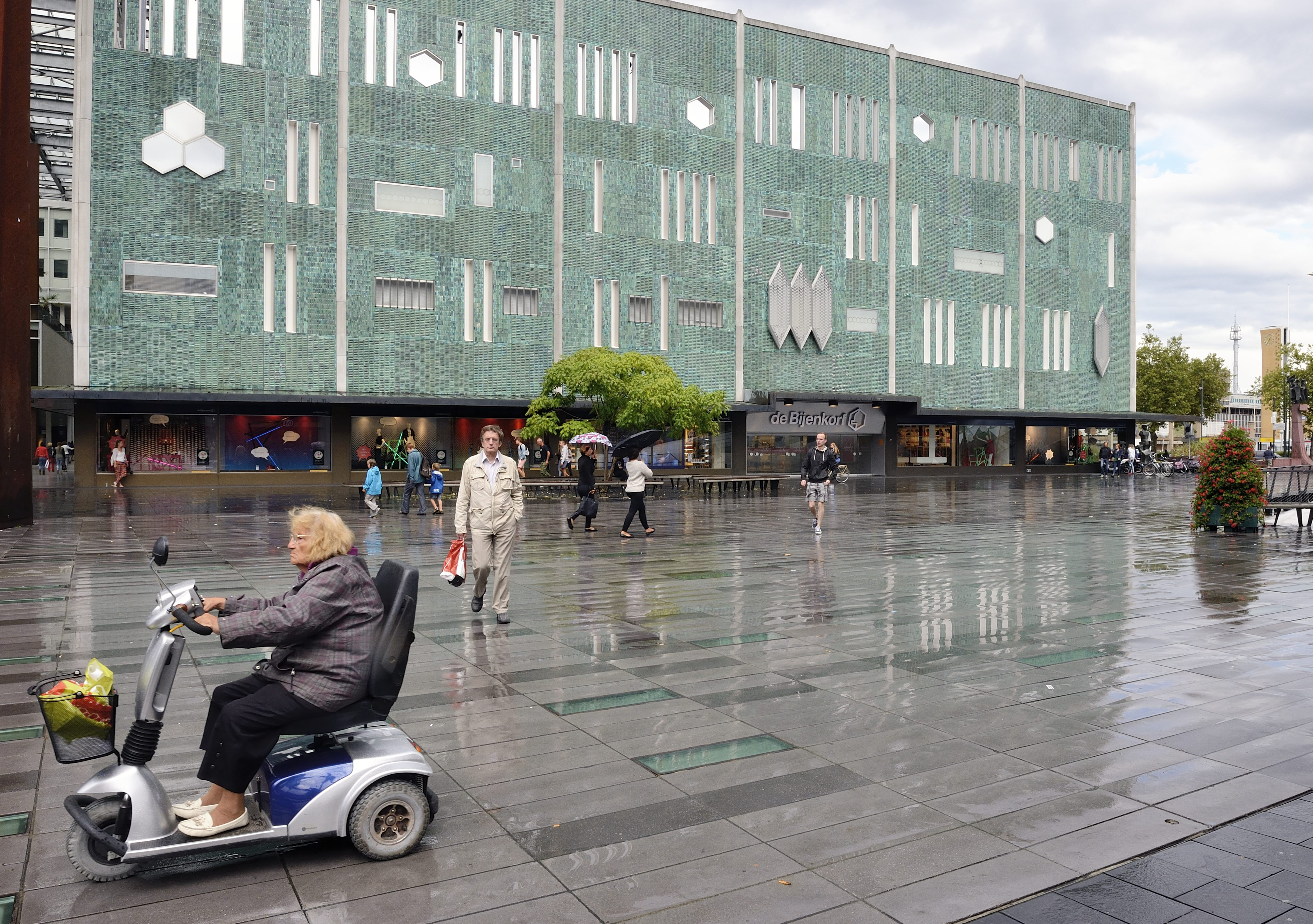 Veel Nederlandse steden kampen met een groeiende winkelleegstand doordat winkeliers worden tegengewerkt door partijen die winkels alleen maar zien als melkoe. Dat moet veranderen, stelde hoogleraar e-marketing Cor Molenaar van de Erasmus Universiteit Rotterdam dinsdag ter gelegenheid van de prestentatie van zijn nieuwe boek 'Actie! Noodplan voor de retail'. Meer dan de helft van de winkels in Nederland lijdt verlies, legt de auteur uit. En in sommige steden staat al meer dan een vijfde van de winkelpanden leeg. ,,Als je in een stad als Vlissingen of Schiedam komt is de situatie echt schrijnend.''