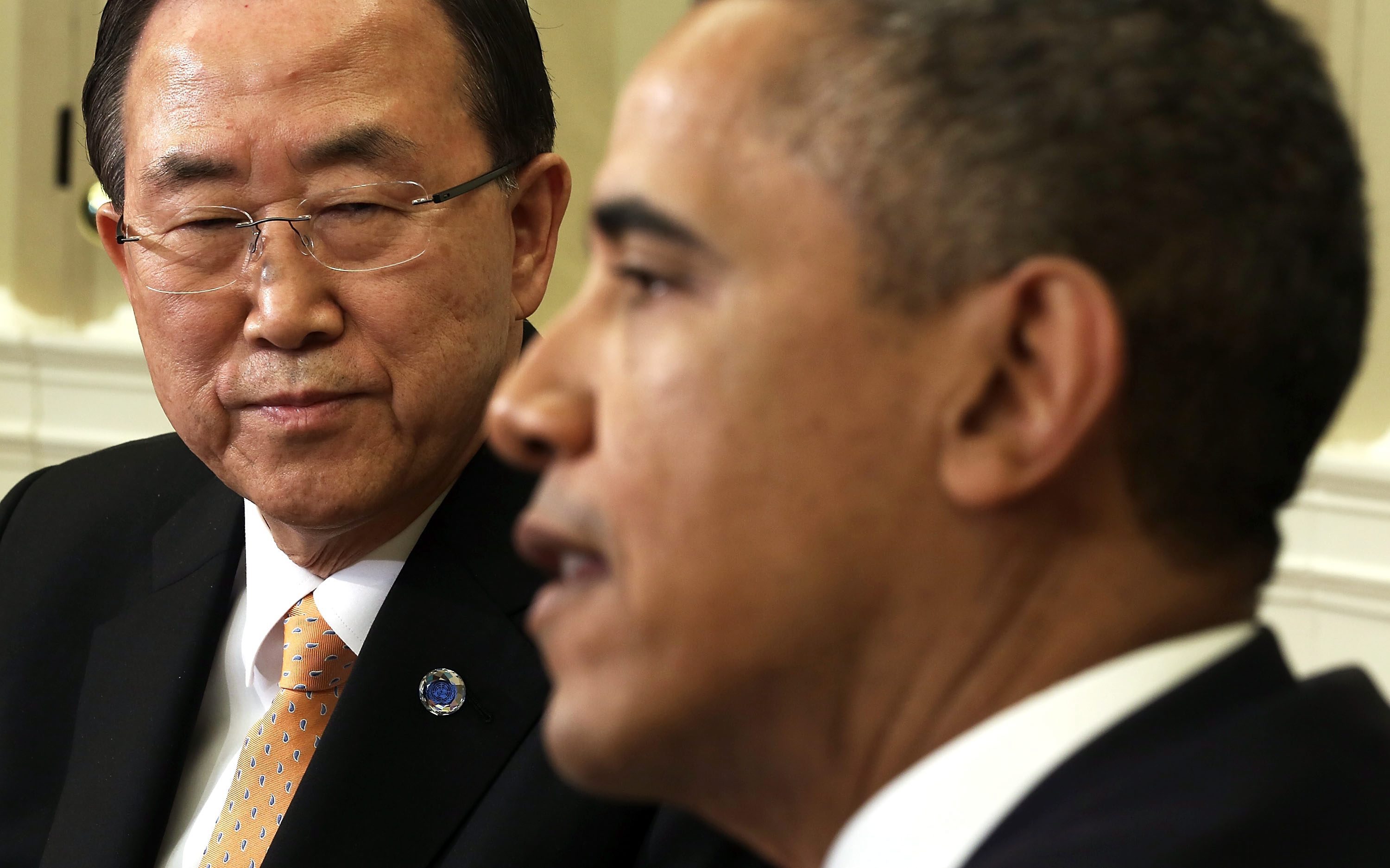 Toen Ban Ki-moon in april aanschoof bij de Amerikaanse president Barack Obama voor een gesprek over de Syrische chemische wapens, wisten de Amerikanen precies wat de VN-leider zou gaan zeggen. De geheime dienst NSA had de gesprekspunten van de VN-secretaris-generaal al voor de ontmoeting onderschept. Dat schrijft The New York Times zaterdag op basis van documenten van de Amerikaanse klokkenluider Edward Snowden. De Amerikaanse krant citeert uit een interne memo waarin de NSA melding maakt van het voorval. De Amerikaanse president beschreef Ban na het gesprek als "goede vriend''. Toch luisterde de NSA de VN-leider af en vermeldde de dienst dat in een topgeheim wekelijks rapport waarin het staaltje werd aangemerkt als "operationeel hoogtepunt''. Het afluisteren van Ban stond daarmee in één rijtje met 'afluisterprestaties' over een vermeend chemisch wapenprogramma van Iran, een mogelijke chemische aanval in Syrië en het Mexicaanse drugskartel Los Zetas. Het is niet bekend of Obama de informatie ook onder ogen heeft gekregen. Het was al bekend dat de NSA spioneerde bij de Verenigde Naties. Het afluisteren van de Verenigde Naties is in strijd met de internationale wetgeving. Woensdag maakten de Verenigde Staten duidelijk dat de VN niet meer zullen worden afgeluisterd.