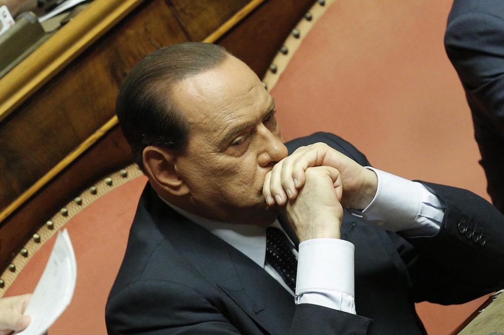 De 77-jarige voormalige Italiaanse premier Silvio Berlusconi verloor woensdag zijn Senaatszetels. Daarmee verloor hij ook zijn parlementaire onschendbaarheid. Hij moet wegens belastingfraude met zijn mediaconcern Mediaset eigenlijk de cel in. Maar omdat hij al zo oud is, heeft hij vooralsnog de keuze tussen huisarrest en taakstraffen. Berlusconi wil het liefst nog politiek actief blijven als populistische voorman van centrumrechts met zijn Forza Italia (Hup Italië). Hij moet dus wel voor taakstraffen kiezen. Huisarrest is te beperkend. Hij moet dan in zijn woning blijven en mag alleen na toestemming van de rechtbank mensen ontvangen. Dat lijkt onuitstaanbaar voor Berlusconi die ook zonder Senaatszetel nog een grote aanhang heeft, om nog maar te zwijgen van een gigantisch fortuin en een ferme greep op zijn media. Volgens sommige schattingen is de populist Berlusconi nog steeds goed voor 5 tot 6 miljoen stemmen. Sociaal werker Dramatisch voor 'Il Cavaliere' (de Ridder) is dat de rechtbank een sociaal werker op hem af zal sturen tegenover wie hij de indruk moet wekken spijt te hebben en een beter leven te ambiëren. Berlusconi bezweert onschuldig te zijn en zegt dat hij het slachtoffer is van een staatsgreep door communistische magistraten. Voor de taakstraffen hebben zich al vele instanties gemeld. Zo kan hij bijvoorbeeld tomaten gaan plukken of toiletten schoonmaken. Het staat echter niet vast dat Berlusconi uit de cel blijft. In de zaak 'Rubygate' is hij afgelopen zomer in eerste instantie tot 7 jaar cel veroordeeld wegens het bevorderen van prostitutie met minderjarigen. De wet staat toe dat mensen ouder dan 70 jaar in plaats van celstraf een vervangende straf krijgen bij belastingfraude. Maar die vlieger gaat niet op bij zaken als seks met minderjaren, terrorisme of zaken die verband houden met de maffia. Ook moet een verdachte ongeacht zijn leeftijd achter de tralies als hij bewijsmateriaal zou willen vernietigen. Berlusconi wordt er bij Rubygate van beschuldigd getuigen te hebben omgekocht. Advocaten van Berlusconi bestrijden overigens de wet uit 2012 waarmee Berlusconi zijn Senaatszetel is kwijtgeraakt. Die wet zou niet met terugwerkende kracht mogen worden toegepast op oude zaken zoals die van Berlusconi's belastingfraude.