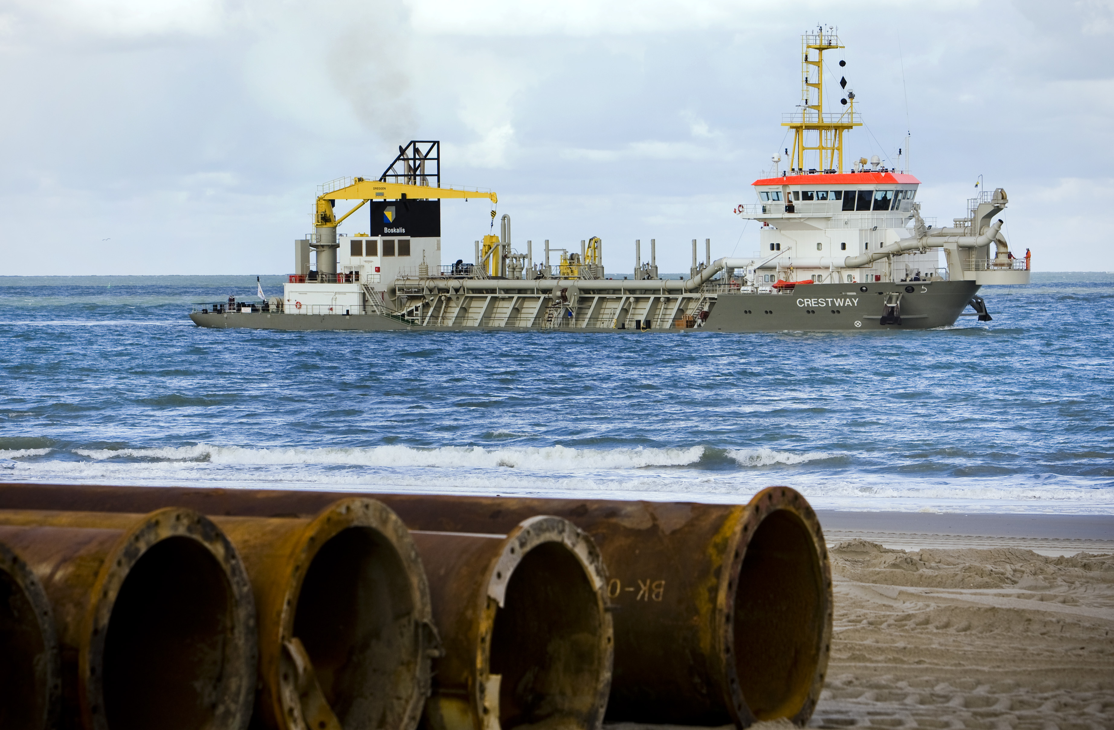 Boskalis heeft een zeer goed derde kwartaal achter de rug en verwacht over heel 2013 meer winst te maken dan eerder werd aangegeven. Dat meldde de baggeraar en maritiem dienstverlener vrijdag. Boskalis, 's werelds grootste baggeraar, sprak van een ,,uitzonderlijk goed'' derde kwartaal, waarin de omzet en de resultaten toenamen ten opzichte van de eerste twee kwartalen van dit jaar. Concrete cijfers werden niet gemeld. Het bedrijf verwacht een ,,sterk'' tweede halfjaar en verhoogde zijn winstverwachting voor 2013 tot minstens 360 miljoen euro. Eerder werd op een nettowinst van minstens 330 miljoen euro gemikt. De orderportefeuille nam, gecorrigeerd voor het eerder dit jaar verkochte belang in Archirodon, toe tot 4,3 miljard euro.