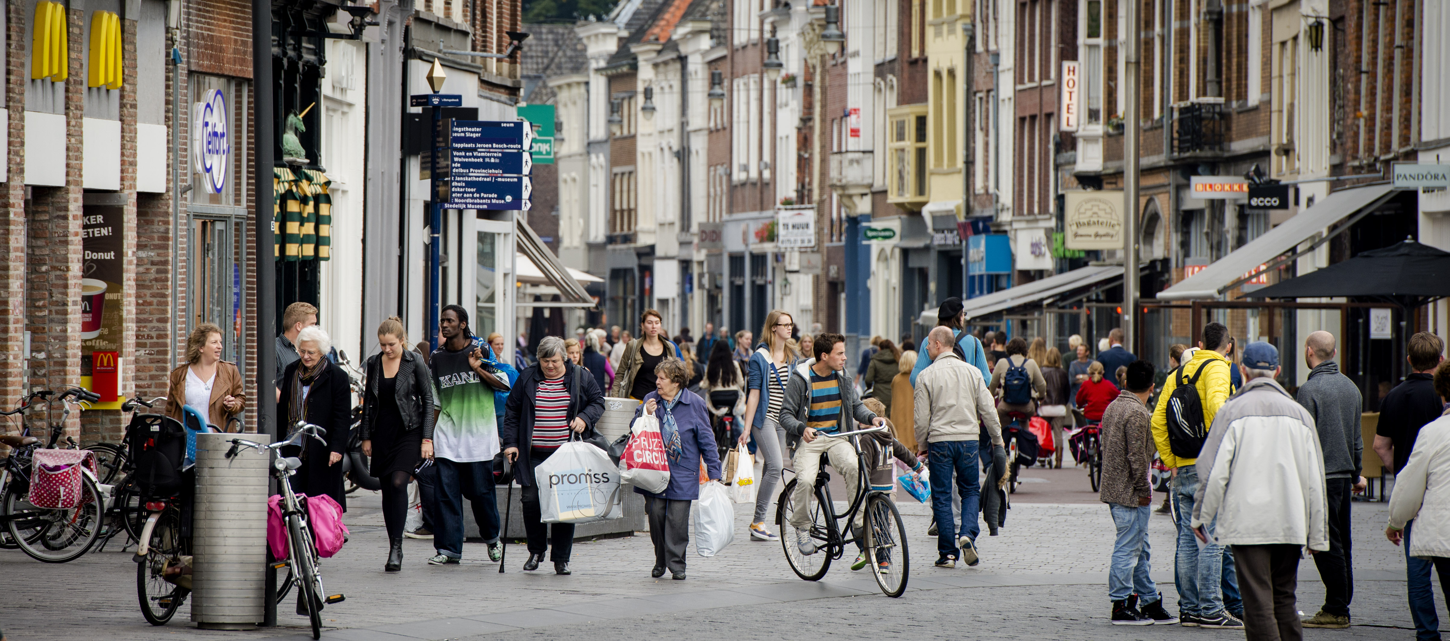 De Nederlandse detailhandel heeft de omzet in het derde kwartaal met 2 procent zien dalen vergeleken met dezelfde periode vorig jaar. Dat maakte het Centraal Bureau voor de Statistiek (CBS) woensdag bekend. De prijzen pakten 2,2 procent hoger uit, maar het volume kromp met 4,2 procent. Non-foodwinkels, waaronder elektronicazaken, winkels in woninginrichtingartikelen en doe-het-zelfzaken, leverden in het afgelopen kwartaal bijna 5 procent aan omzet in. Consumentenelektronicawinkels kregen de grootste klappen met een omzetdaling van bijna 13 procent. Alleen de textielsupermarkten noteerden een omzetstijging. In de maand september bedroeg de omzetdaling van de detailhandel ongeveer 6 procent.