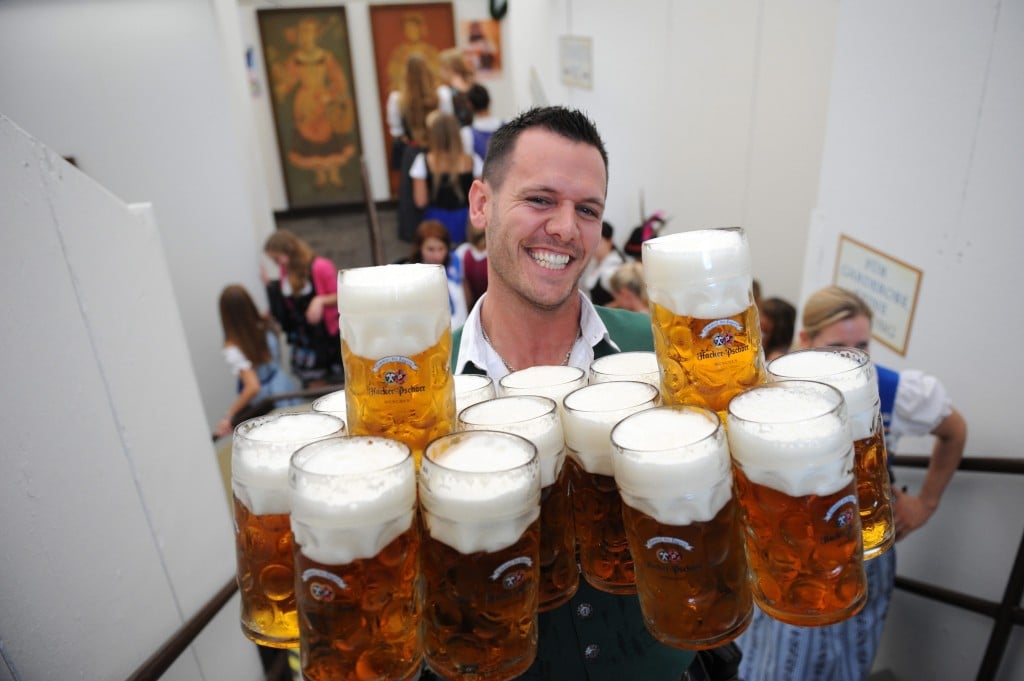 De bierverkoop van Duitse brouwers is in 2013 met 2 procent afgenomen naar 94,6 miljoen hectoliter, het laagste niveau sinds de Duitse hereniging in 1990. Dat maakte het Duitse federale bureau voor de statistiek donderdag bekend. Volgens het statistiekbureau was 79,7 miljoen hectoliter bestemd voor de Duitse thuismarkt, 1,7 procent minder dan in 2012. De rest ging naar andere EU-landen en landen buiten Europa. De bierverkoop van Duitse brouwers liet in 2006 voor het laatst een groei zien. Toen bedroeg de afzet nog bijna 107 miljoen hectoliter. In Duitsland zelf werd in 2013, net als in voorgaande jaren, het meeste bier verkocht in de deelstaten Noord-Rijnland-Westfalen en Beieren. Zij waren goed voor respectievelijk 26,3 en 22,3 procent van de verkoop.