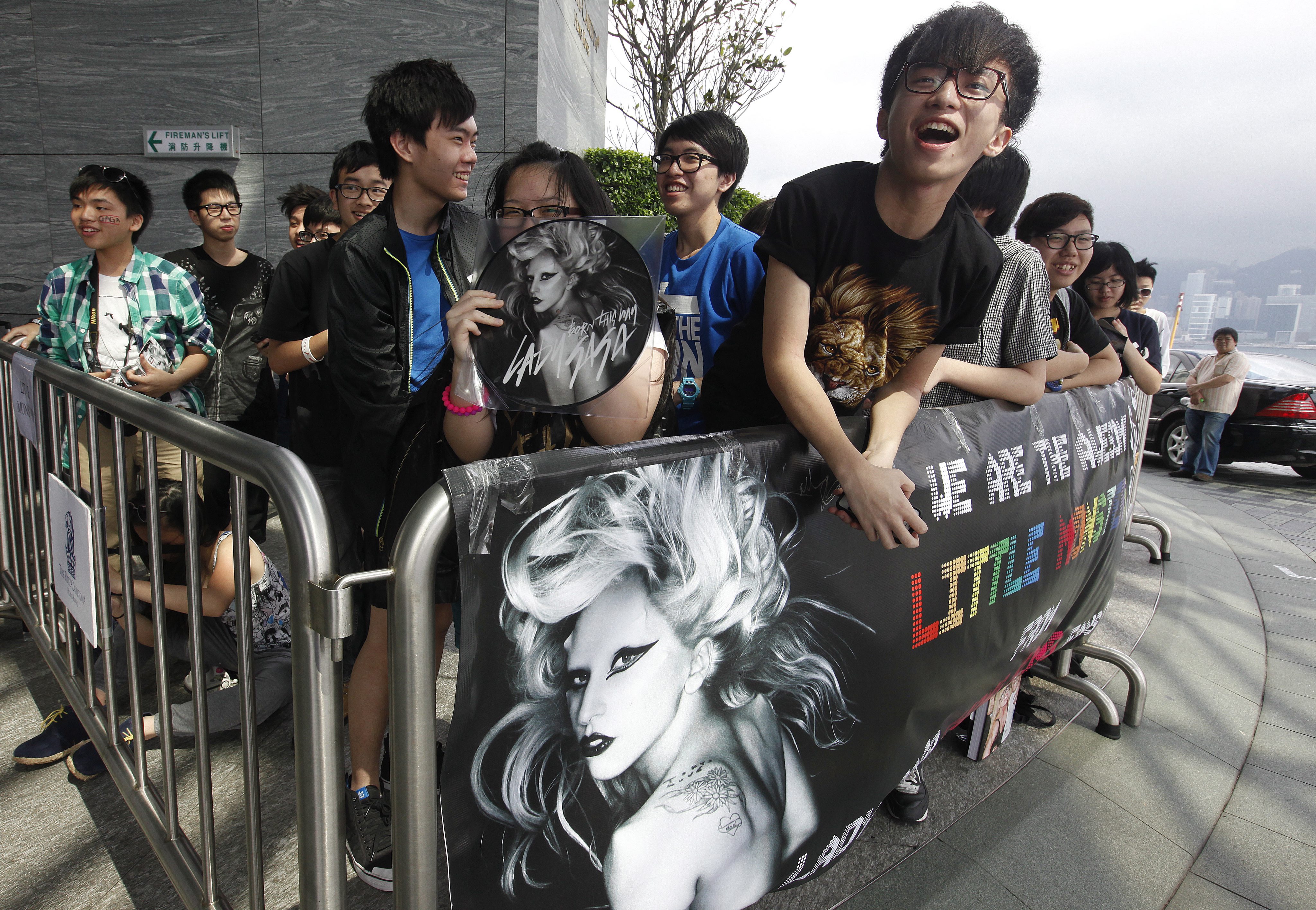 Na Hongkong (foto) willen concertorganisatoren ook de rest van China veroveren. Met Chinese, en met westerse artiesten. Foto EPA, Lady Gagafans in Hongkong