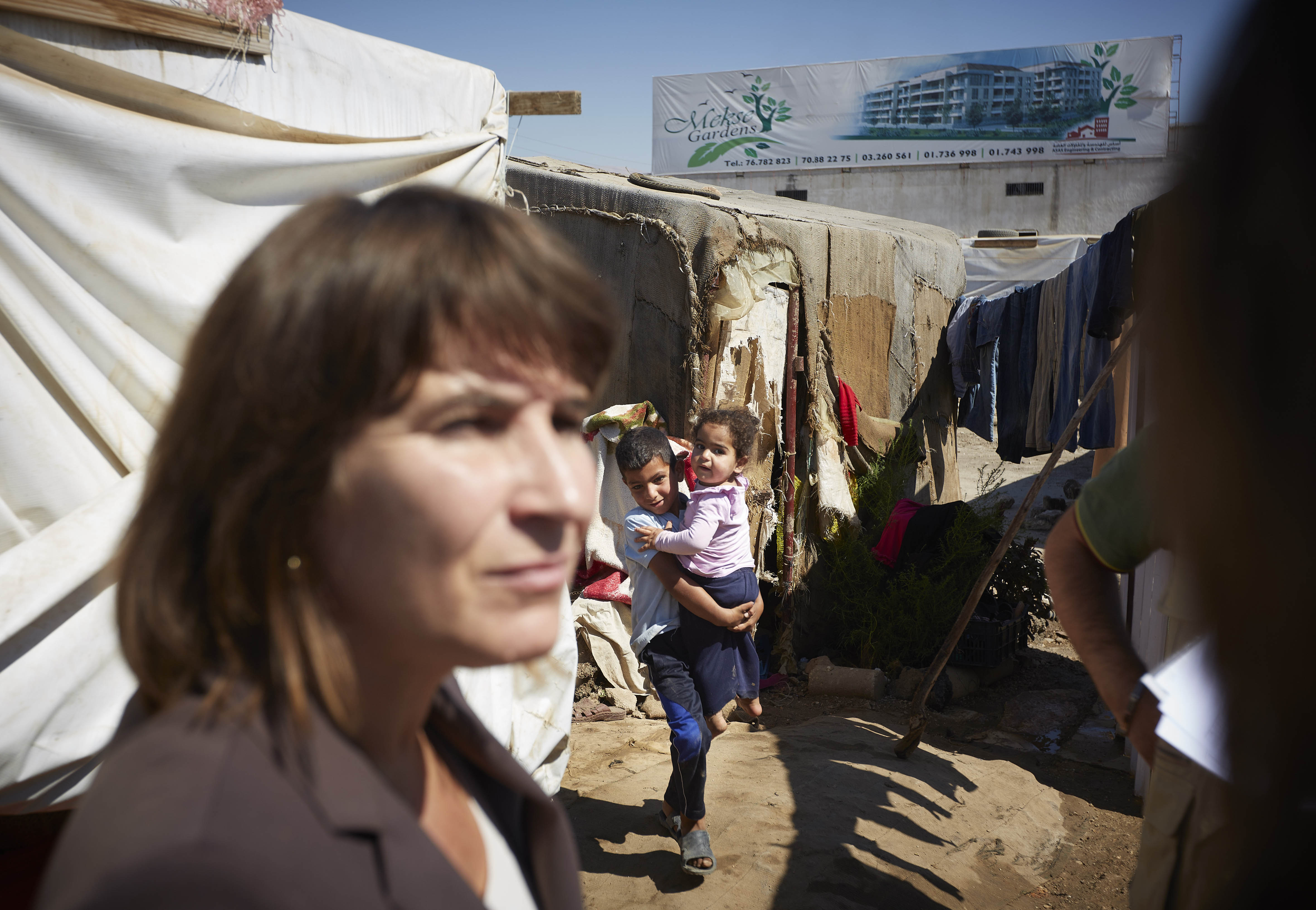 Subsidies die bedoeld zijn voor het Nederlandse bedrijfsleven in ontwikkelingslanden komen daar onvoldoende terecht. De VVD klaagt daarover in een debat met minister Lilianne Ploumen (Buitenlandse Handel en Ontwikkelingssamenwerking) maandag. Volgens VVD-Kamerlid Ingrid de Caluwé gaat 60 procent van het budget van rond de 270 miljoen euro voor bedrijfslevensubsidies naar internationale organisaties, hulporganisaties en overheden in ontwikkelingslanden. Minder dan 16 procent van de de pot komt terecht bij het Nederlandse bedrijfsleven. Ploumen moet dat anders gaan organiseren, vindt de VVD. De liberalen vinden dat het geld dat bestemd is voor Nederlandse bedrijven daar ook terecht moet komen en niet bij VN-organisaties. Via die organisaties betaalt Nederland zo indirect bedrijven uit Brazilië, China en Frankrijk die concurreren met Nederlandse bedrijven. ,,Terwijl Nederland roept dat we de expertise van ons bedrijfsleven gaan inzetten, besteden we het budget er niet aan.'' Niet naar multinationals D66 stelt dat subsidies voor het bedrijfsleven alleen nog naar innovatieve en jonge ondernemers in het midden- en kleinbedrijf gaan en niet langer naar multinationals. ,,Het is lastig te verkopen dat het grootbedrijf overheidsgeld nodig heeft om in Afrika te investeren. De minister moet selectiever zijn'', aldus Kamerlid Sjoerd Sjoerdsma.