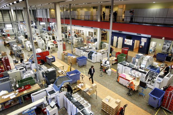 De bedrijfsvloer van een distributiecentrum van PostNL. Tot 2013 hield PostNL vast aan belangen in TNT Express, ter waarde van een half miljard euro. Foto: ANP De bedrijfsvloer van een distributiecentrum van PostNL. Tot 2013 hield PostNL vast aan belangen in TNT Express, ter waarde van een half miljard euro. Foto: ANP