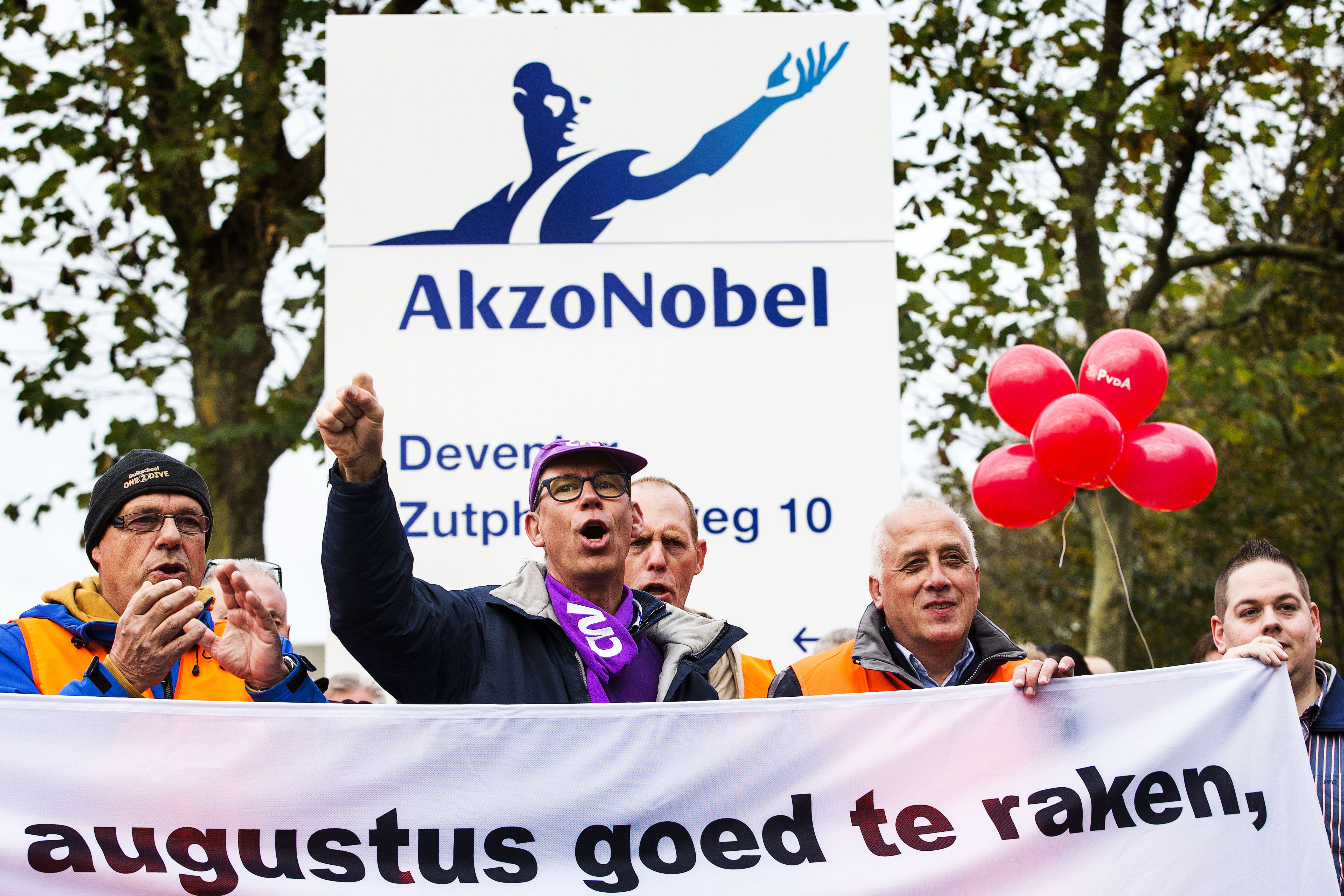 FNV Bondgenoten roept het personeel van AkzoNobel in Nederland op tot solidariteit met de collega's in Deventer die hun baan dreigen kwijt te raken. Dat kan leiden tot bredere acties bij met name de chemielocaties van het verf- en chemieconcern, zei vakbondsbestuurder Ron Vos maandag. AkzoNobel liet vrijdag weten zijn fabriek in Deventer, ondanks felle protesten en een negatief advies van de ondernemingsraad, definitief te willen sluiten. Het personeel beraadt zich nog op de ontstane situatie. ,,Het kan zijn dat ze er nog steeds voor gaan om de fabriek open te houden, zo niet dat moet er een beter sociaal plan komen'', aldus Vos. Daarbij is het volgens de FNV-bestuurder in het belang van alle Akzo-werknemers in Nederland dat er een goed sociaal plan komt. ,,We gaan er vanuit dat er de komende jaren meer reorganisaties aan zitten te komen'', zei Vos. ,,Daarom is het belangrijk om samen op te trekken, om partij te zijn tegen zo'n multinational.''