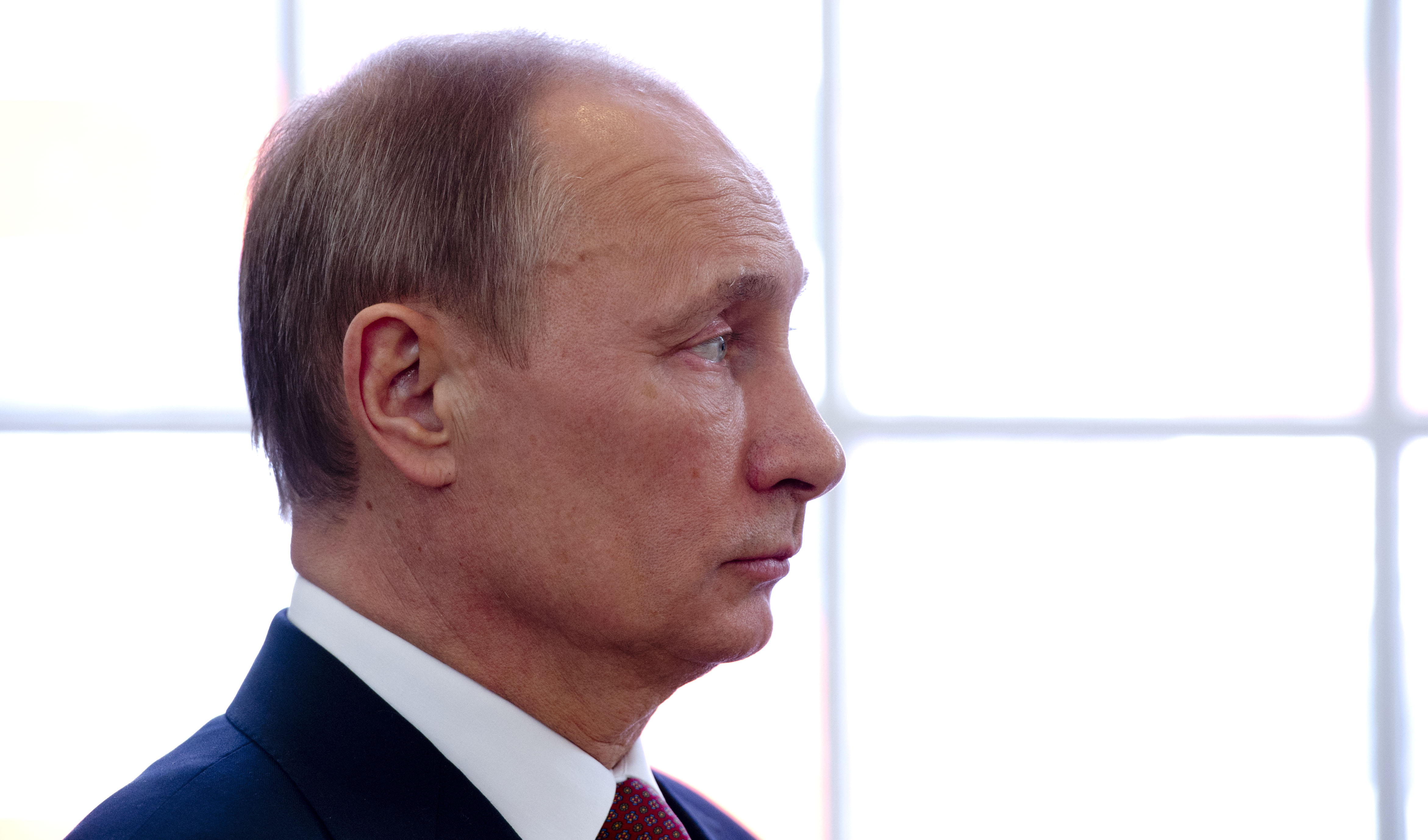 De Russische economie zal de komende jaren minder sterk groeien dan eerder werd verwacht. Dat heeft de Russische minister van Economische Zaken Alexei Oeljoekajev donderdag gezegd. De minister voorspelt nu voor de periode tot 2030 dat de Russische economie jaarlijks met gemiddeld 2,5 procent zal groeien, terwijl eerder op gemiddeld 4,3 procent werd gerekend. Het ministerie denkt dat daardoor het aandeel van Rusland in de wereldeconomie in 2030 zal dalen tot 3,4 procent, van 4 procent vorig jaar. Rusland heeft momenteel te kampen met de sterkste economische afkoeling sinds de recessie van 2009. De groei van de Russische economie is sinds het vierde kwartaal van 2011 elk kwartaal steeds verder afgezwakt. In de laatste 3 maanden van 2011 groeide de economie nog met 5,1 procent.