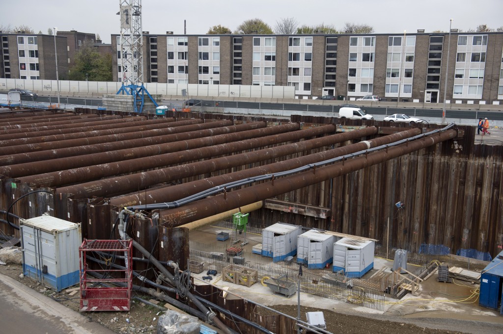 De Poolse en Portugese arbeiders die werken aan de bouw van de A2-tunnel in Maastricht hebben ten onrechte maandelijks ruim 960 euro aan huisvestingskosten betaald. Ze krijgen dat geld terug. Ook werken deze mensen te lang volgens de arbeidstijdenwet. Hun werktijden worden teruggebracht naar 40 uur per week.