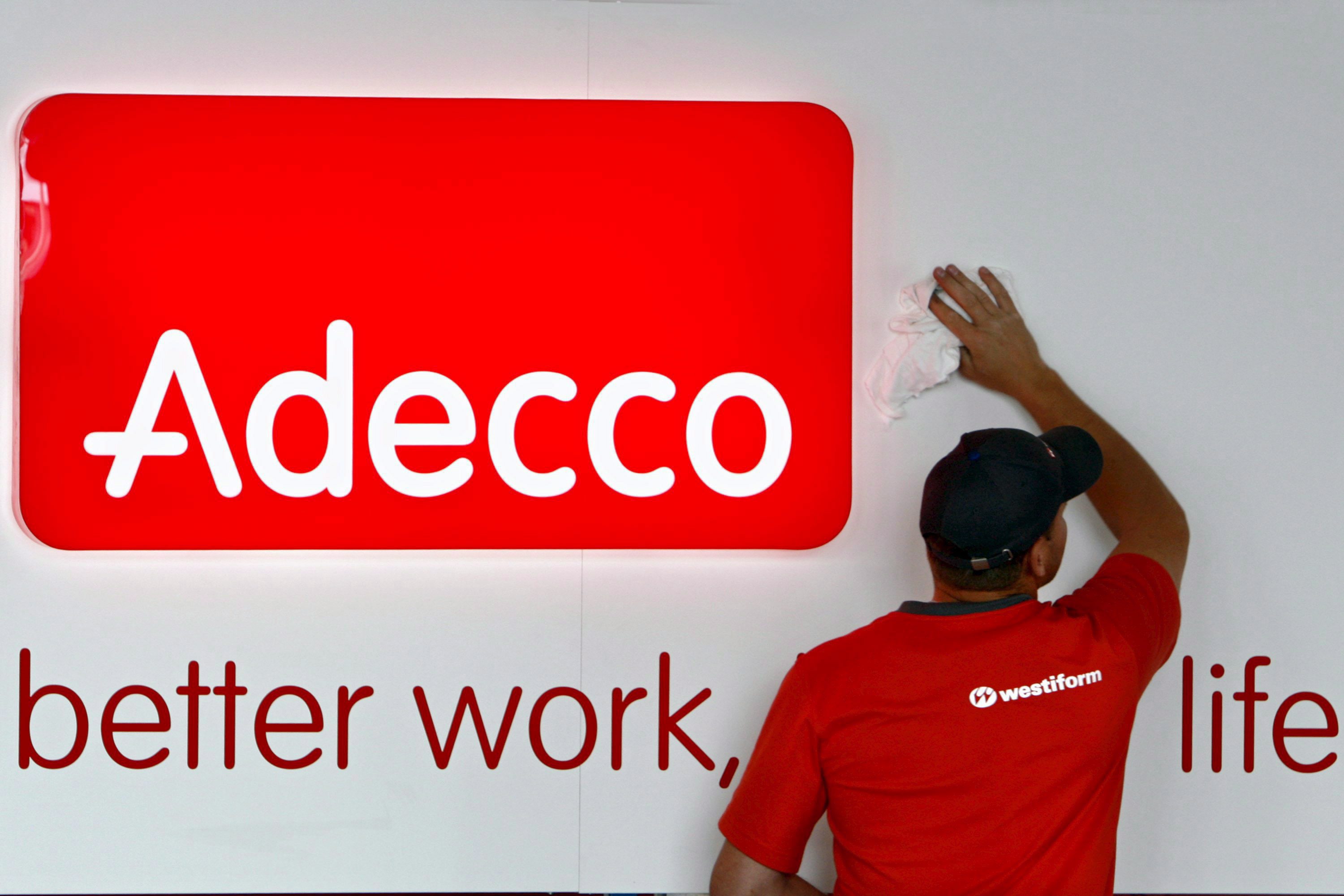 Uitzendconcern Adecco heeft in het derde kwartaal de vraag naar arbeid in veel Europese landen weer zien aantrekken. Dat was tevens goed nieuws voor concurrenten Randstad en USG People. Adecco, de grootste uitzender ter wereld, heeft in juli, augustus en september de vraag naar arbeid in veel Europese landen weer zien aantrekken. Dit zei topman Patrick De Maeseneire woensdag bij de presentatie van de derde kwartaalcijfers. Adecco noteerde een omzet van 5 miljard euro, ongeveer gelijk aan hetzelfde kwartaal vorig jaar. Valutaeffecten meegerekend was er een omzetdaling van 5 procent. De nettowinst steeg 61 procent tot 190 miljoen euro. Dat was meer dan de gemiddelde verwachting van 138 miljoen euro van analisten. De Maeseneire: "De aantrekkende markt in Italië, Duitsland en Spanje is bijzonder bemoedigend. In Frankrijk nam de omzetdaling verder af en Noord-Amerika blijft het goed doen. Prijsdiscipline en de mix van activiteiten resulteerde in een solide brutomarge." De resultaten van Adecco gaven beleggers hoop dat het herstel in de uitzendbranche aanstaande is. In Amsterdam stegen concurrenten Randstad en USG People 3,4 en 2,2 procent.