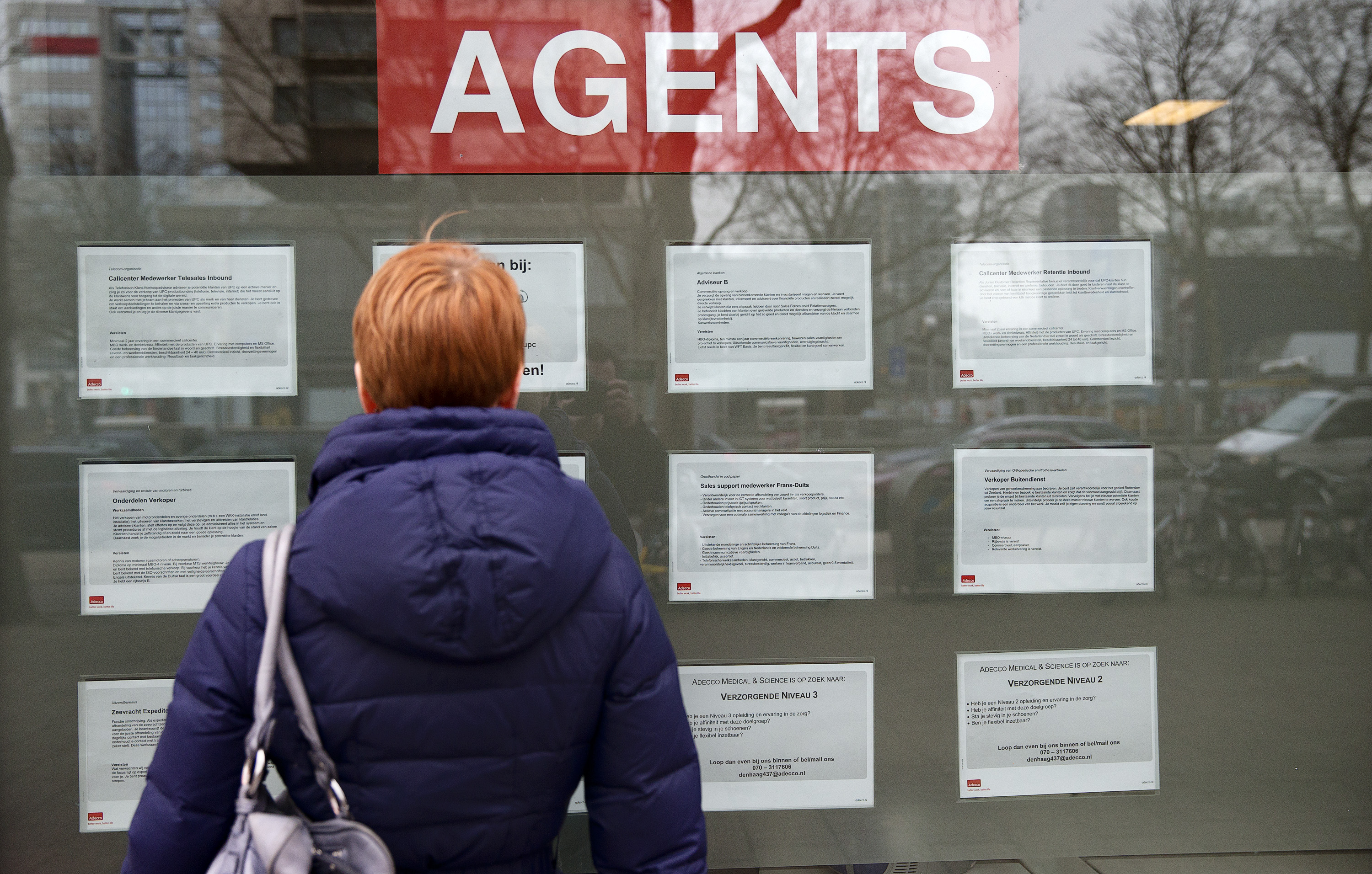 De Europese aandelenbeurzen wisten woensdag de stijgende lijn weer op te pakken. Na de koersverliezen van een dag eerder trokken de graadmeters zich op aan positieve bedrijfsresultaten. Ook bleef de blik gericht op het rentebesluit in de eurozone op donderdag en het Amerikaanse banenrapport, dat vrijdag verschijnt. "Na de daling van gisteren pakken we de klim weer op. Het gevoel dat we iets te ver vooruitlopen neemt wel toe, maar ondertussen stijgen we rustig voort en nadert de AEX de 400 punten. De cijfers van ING waren moeilijk in te schatten, maar de sneller dan verwachte opsplitsing van het concern wordt positief ontvangen. Daarnaast profiteert Randstad van de beter dan verwachte resultaten van concurrent Adecco", aldus handelaar Cees Smit van Today’s Beheer. De AEX-index in Amsterdam noteerde aan het einde van de ochtend 1 procent hoger op 395,22 punten. De MidKap noteerde vlak op 611,97 punten. De beurzen in Frankfurt en Londen stegen 0,3 en 0,1 procent. De CAC40-index in Parijs ging 0,8 procent omhoog. Koerswinst ING ING was met een koerswinst van bijna 5 procent de sterkste stijger in de AEX. De bank en verzekeraar verwacht de afsplitsing van zijn verzekeringsactiviteiten sneller af te ronden dan eerder gedacht en zag de onderliggende nettowinst in het derde kwartaal met bijna 6 procent stijgen. Door een boekverlies op de verkoop van de levensverzekeringsactiviteiten in Zuid-Korea ging de totale nettowinst wel met 85 procent omlaag tot 101 miljoen euro. Levensmiddelenconcern Unilever had te kampen met een adviesverlaging door Nomura en stond met een verlies van 0,4 procent onderaan in de AEX. Wolters Kluwer klom 0,4 procent na een kwartaalupdate. De omzetgroei van de informatieleverancier voldeed aan de verwachtingen van analisten. Kostenbesparingsprogramma Delta Lloyd In de MidKap ging Delta Lloyd aan kop met een winst van meer dan 3 procent. De verzekeraar liet in een handelsbericht weten dat het kostenbesparingsprogramma voor op schema loopt. Vopak was hekkensluiter met een min van 2,2 procent. Volgens analisten van Rabobank waren de kwartaalcijfers van het tankopslagbedrijf wat aan de zwakke kant. Adecco klom in Zürich ruim 6 procent. De grootste uitzender ter wereld heeft in het derde kwartaal de vraag naar arbeid in veel Europese landen weer zien aantrekken. De nettowinst steeg 61 procent tot 190 miljoen euro en viel daarmee hoger uit dan analisten hadden voorzien. In Amsterdam stegen concurrenten Randstad en USG People 4,5 en 2 procent. De euro was 1,3505 dollar waard, tegen 1,3475 dollar bij het slot van de Europese beurshandel op dinsdag. De prijs van Amerikaanse olie steeg 0,7 procent tot 94,04 dollar per vat. Brentolie werd eveneens 0,7 procent duurder, op 106,07 dollar.