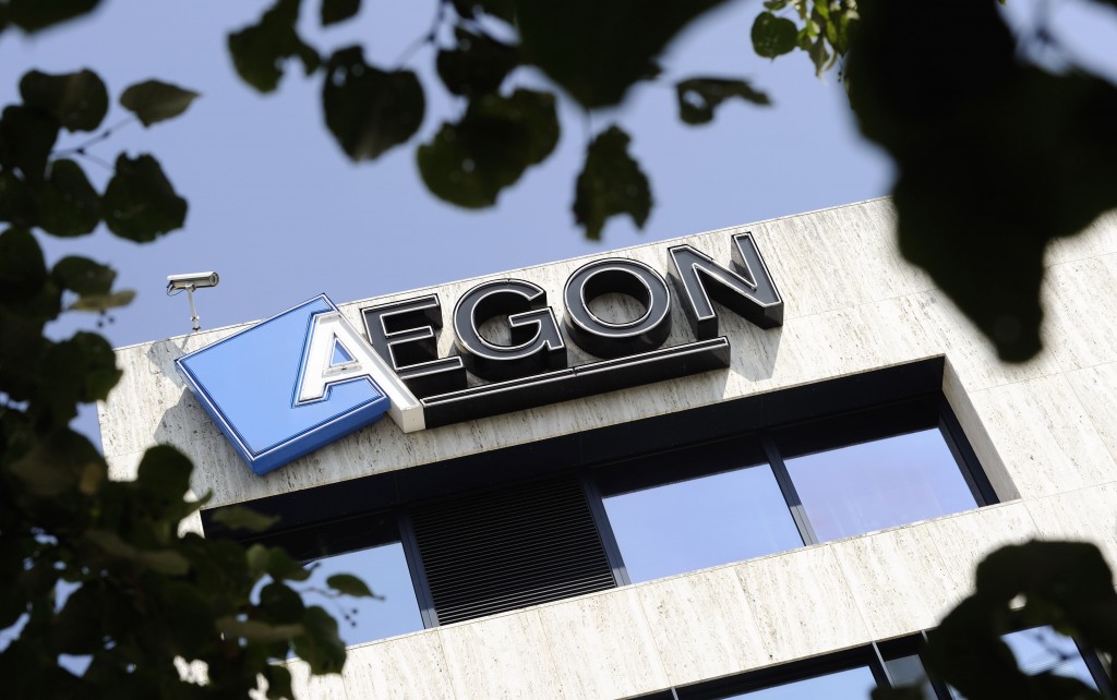 Aegon gaat een eeuwigdurende obligatie met een coupon van 6,875 procent aflossen, die in 2006 is uitgegeven. De aflossing vindt plaats per 15 maart 2014, door terugbetaling van de hoofdsom van 550 miljoen dollar en de opgebouwde rente. Dat werd woensdag bekendgemaakt. Het besluit van de verzekeraar om de obligatie af te lossen ,,ondersteunt de doelstelling om de verhouding bruto vreemd vermogen/eigen vermogen terug te brengen binnen de bandbreedte van 26 tot 30 procent''. Door de aflossing verbetert deze ratio met 1,2 procentpunt en worden toekomstige rentelasten verlaagd, waardoor de vastekostenratio met ongeveer 0,6 punt verbetert. De obligatie is genoteerd aan de New York Stock Exchange met het symbool AEV. Na de aflossing van de stukken zal de notering worden beëindigd, aldus Aegon. Door de aflossing zal de zogenoemde IGD ratio van de groep met ongeveer 6 procentpunt afnemen.