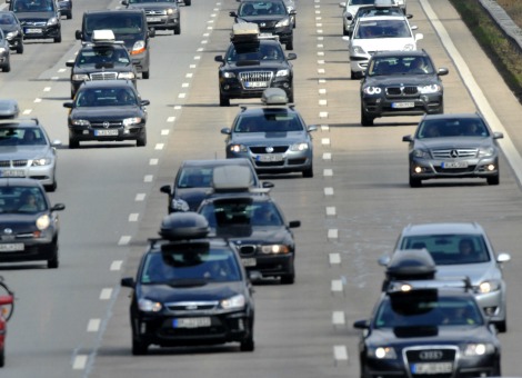 In de Duitse politiek zingen bedragen rond wat betreft de geplande tolheffing op snelwegen. Een vignet voor 10 dagen zou 10 euro gaan kosten. Voor twee maanden is de automobilist 30 euro kwijt. Voor 100 euro is het gebruik van de Autobahnen voor het hele jaar af te kopen. Dit heeft Bild, de grootste Duitse krant, donderdag gemeld. CDU/CSU en SPD hadden woensdag in het regeerakkoord tolheffing afgesproken, maar er werden nog geen bedragen genoemd. Mag het volgens Europese regels? Onduidelijk is of het Duitse plan mag volgens de Europese regels. Vanwege EU-recht moet de tol ook van Duitse automobilisten worden gevraagd, omdat het anders een belemmering zou vormen om te gaan reizen. Buitenlanders mogen niet worden gediscrimineerd met de heffingen. Maar de Duitse belastingbetaler en automobilist worden in de plannen via de wegenbelasting gecompenseerd voor het verlies door tolgeld. Wie geen Duits kenteken heeft, betaalt het volle pond. Per 1 januari 2015 De regeling moet geld opleveren voor miljardeninvesteringen in wegen en spoorwegen in de Bondsrepubliek. Nadere details moeten nog worden uitgewerkt, maar het is de bedoeling dat de wet in de loop van 2014 wordt aangenomen. De tolheffing zou dan al op 1 januari 2015 kunnen beginnen. België heeft eerder dit jaar afgezien van een plan om bij personenauto’s tol te heffen op de belangrijkste verbindingswegen. Ook in dit plan zou de ‘binnenlandse’ automobilist gecompenseerd worden. Het Belgische plan voor een vignet is niet nieuw, maar werd al in 2007 geopperd.