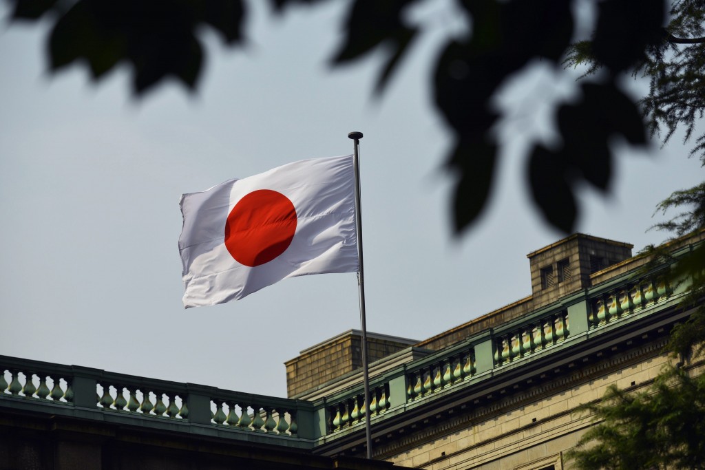 De Japanse centrale bank houdt vast aan zijn monetaire beleid om de inflatie aan te jagen en de groei te stimuleren. Dat bleek donderdag na afloop van een tweedaagse beleidsvergadering van de Bank of Japan (BoJ). De BoJ gaf aan het steunbeleid, waarbij jaarlijks tot 70 biljoen yen (507 miljard euro) aan extra liquiditeit in de markt wordt gepompt, te handhaven. Economen hadden dat al verwacht. De Japanse economie ging in het tweede kwartaal door een btw-verhoging in april met bijna 7 procent achteruit. Door de hogere btw stonden de consumentenuitgaven in de derde economie van de wereld sterk onder druk. Exclusief de btw-verhoging en de beweeglijke prijzen van vers voedsel ligt de kerninflatie in Japan nog altijd ruim onder het door de BoJ nagestreefde peil van 2 procent. De Japanse premier Shinzo Abe beslist naar verwachting nog voor het einde van het jaar of de btw nog verder wordt verhoogd. De hogere btw moet helpen de overheidsfinanciën van Japan te verbeteren.