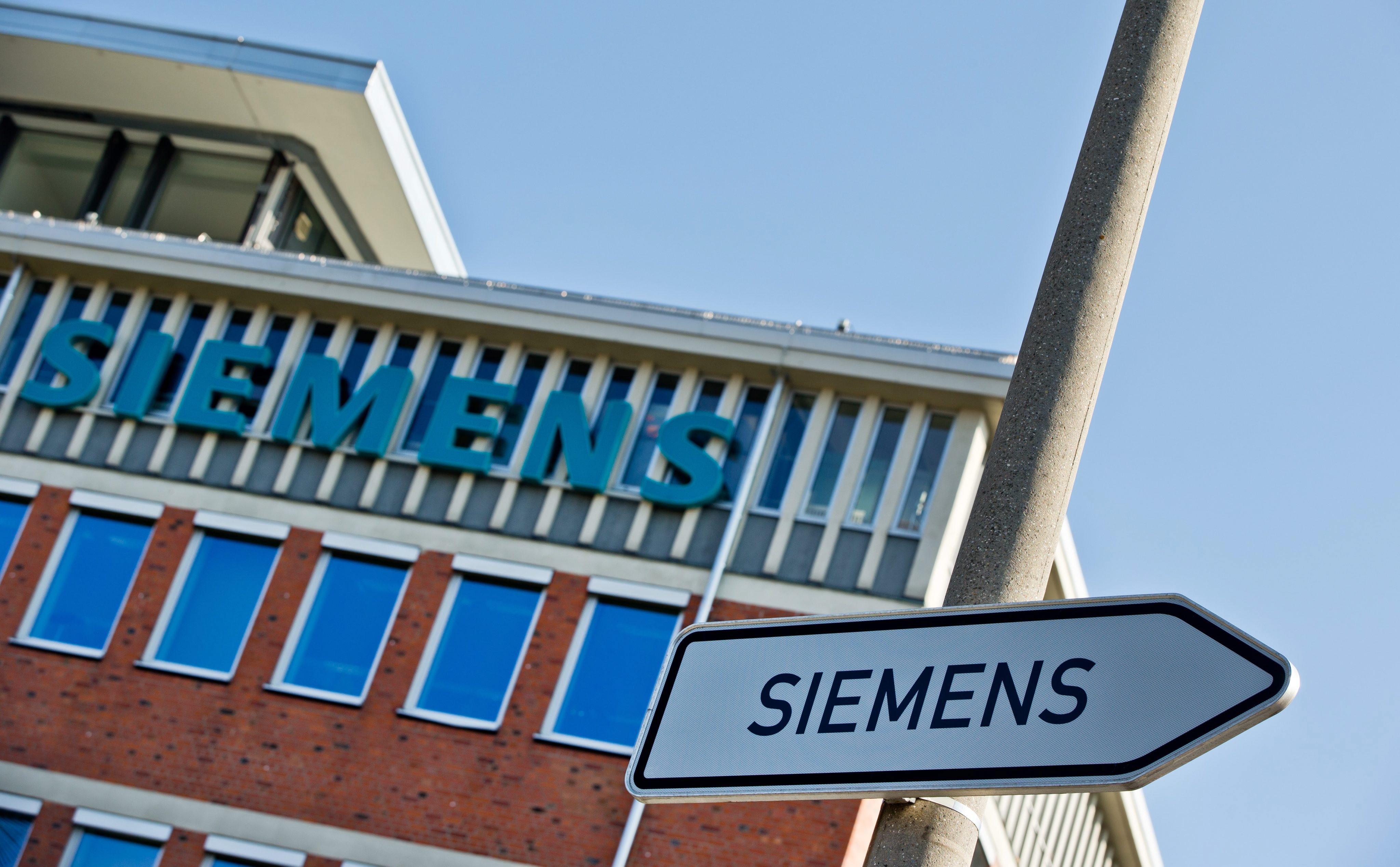 Het Duitse technologieconcern Siemens heeft in het derde kwartaal van het gebroken boekjaar een nettowinst geboekt van 1,4 miljard euro. Ten opzichte van dezelfde periode vorig jaar komt dat neer op een stijging met 27 procent. Daarmee presteerde het bedrijf beter dan analisten hadden verwacht. De winststijging kwam tot stand bij een lagere omzet. Die kwam uit op 17,9 miljard euro, 4 procent minder dan een jaar geleden. Gecorrigeerd voor met name wisselkoerseffecten was sprake van een omzetstijging met 1 procent. Siemens boekte naar eigen zeggen goede resultaten in de meeste sectoren waarin het actief is. De sector energie bleef daarbij achter en had een drukkend effect op de winst. Het Duitse concern maakt onder meer windmolens.