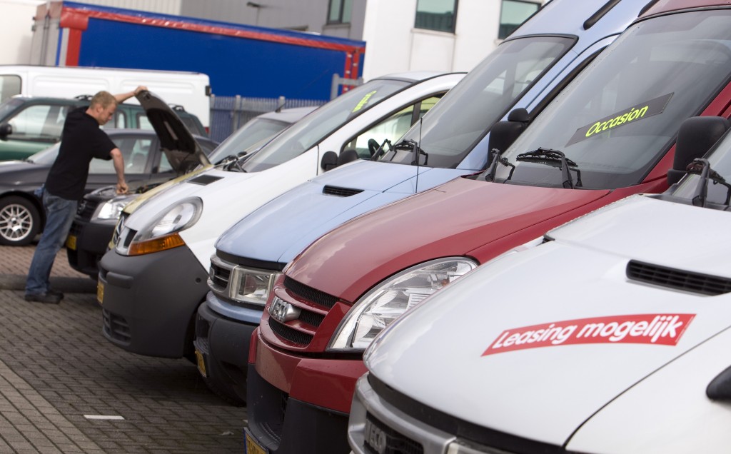 De verkoop van bedrijfswagens in de Europese Unie is in oktober met 10,8 procent gestegen ten opzichte van een jaar eerder. Dat maakte de Europese brancheorganisatie ACEA donderdag bekend. Over de eerste tien maanden van dit jaar nam de verkoop op jaarbasis met 9,8 procent toe. Vorige maand werden in totaal 176.913 bestelbusjes, touringcars en vrachtwagens verkocht. Bij de grote autolanden kenden Spanje (plus 41,2 procent), het Verenigd Koninkrijk (plus 27,1 procent), Italië (plus 16,3 procent) en Duitsland (plus 9,6 procent) een sterke groei, terwijl Frankrijk (min 6,4 procent) uit de toon viel. In het jaar tot nu toe staat de teller op ruim 1,5 miljoen voertuigen. De Nederlandse markt groeide in die tien maanden met 1,2 procent tot iets meer dan 53.500 stuks. In oktober lag de verkoop met ruim 5400 stuks 5,3 procent hoger dan een jaar eerder.