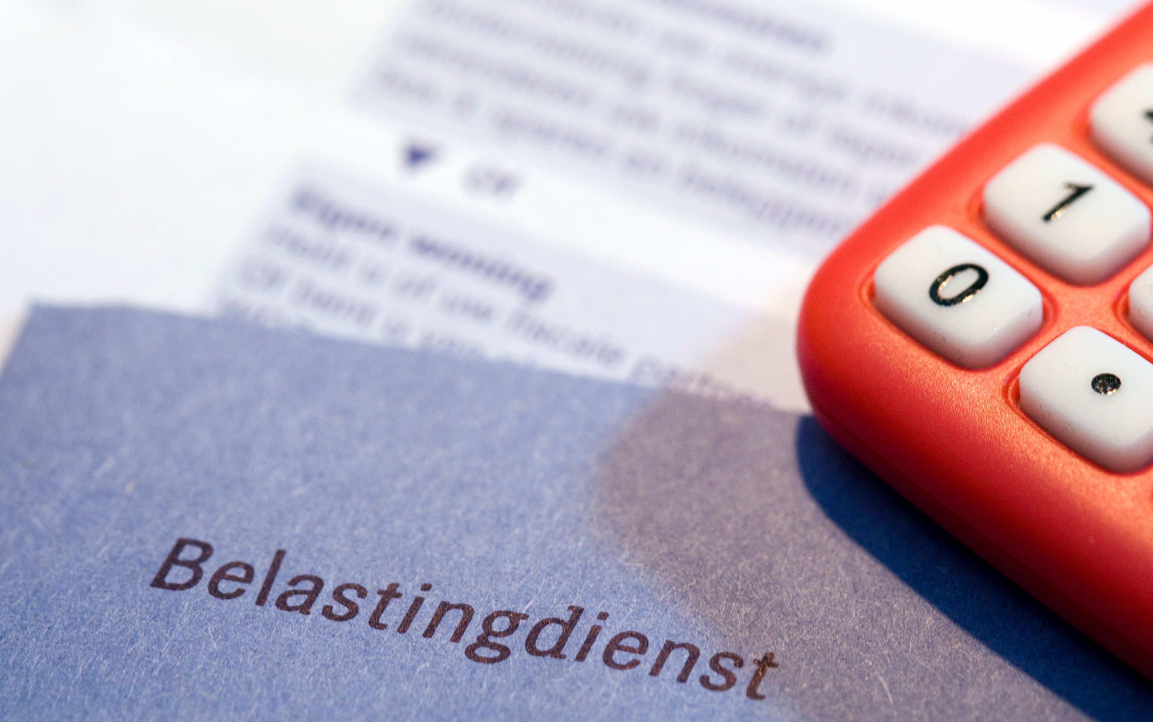 Het kabinet hoopt dat ondernemers zichzelf extra dividend uitkeren door de tijdelijke verlaging van het belastingtarief in box 2. Ondernemers zelf twijfelen nog volop. Dat blijkt uit een enquête van TNS NIPO, uitgevoerd in opdracht van Het Financieele Dagblad. Het belastingtarief in box 2, voor personen met een belang van meer dan 5 procent in een onderneming, wordt tijdelijk verlaagd van 25 naar 22 procent. De hoop van het kabinet is dat ondernemers zichzelf hierdoor in totaal zo'n 8 miljard euro dividend uitkeren in 2014 en 2015.