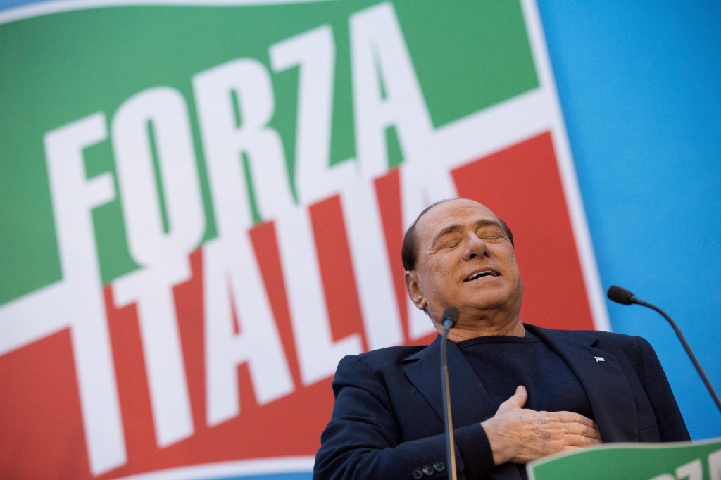 Een meerderheid in de Italiaanse Senaat heeft woensdag ex-premier Silvio Berlusconi per direct weggestuurd. De gevallen politicus moet zijn zetel opgeven vanwege een veroordeling voor belastingfraude. Eerder had een Senaatscommissie al besloten dat Berlusconi het veld moest ruimen. Volgens de Italiaanse wet mag hij door zijn veroordeling tot 4 jaar cel niet meer in het parlement zitten. Met het wegsturen komt mogelijk een einde aan de politieke loopbaan van de al jaren omstreden Berlusconi. Zelf ziet hij dat anders: even voor de stemming verkondigde hij te zullen doorvechten als leider van zijn partij, Forza Italia. Volgens Berlusconi is hij het slachtoffer van een staatsgreep van communistische magistraten die het jaren op hem hebben gemunt. Eerder klaagde hij dat hij in zijn leven al zeker 200 miljoen euro kwijt was aan processen. Zo zou hij meer dan 2500 keer voor rechter hebben moeten verschijnen. In augustus werd een veroordeling wegens belastingfraude bij zijn concern Mediaset in hoger beroep uiteindelijk definitief. De 77-jarige hoeft de celstraf van 4 jaar vanwege zijn hoge leeftijd niet uit zitten. Hij kan huisarrest of taakstraffen krijgen en dat duurt dan 1 jaar. Maar Berluconi heeft nu niet langer de onschendbaarheid van een parlementslid. Zo kan hij wel in de gevangenis terechtkomen wegens andere strafzaken, waar de wet minder coulant mee is. De Italiaanse politicus en ex-premier Silvio Berlusconi (77) is woensdag uit het parlement gezet. Hij is niet langer onschendbaar, terwijl justitie tal van zaken tegen hem heeft. Voor belastingsfraude is hij onlangs voor het eerst definitief veroordeeld tot een celstraf. Die is wegens zijn hoge leeftijd omgezet in 1 jaar taakstraf. Zijn rol lijkt uitgespeeld, maar dat is niet voor het eerst. De roemruchte Berlusconi is klein van stuk, maar behoort tot de figuurlijk grootste Italianen van onze dagen. De jurist en mediamagnaat is volgens schattingen nog steeds goed voor 6 miljoen stemmen en voor 6,75 miljard euro. En niemand is sinds de Tweede Wereldoorlog langer premier geweest. Hij heeft circa 20 jaar lang de Italiaanse politiek gedomineerd. Hij wil ,,doorvechten'' ondanks zijn celstraf en ondanks de chronisch zwakke economie die het land 'in de jaren Berlusconi' heeft vertoond. In die jaren was er vrijwel geen economische groei, waren er nauwelijks hervormingen en vooral veel schandalen, zoals dat rond Ruby Rubacuori (Ruby Hartendief). Zij was als minderjarige op Berlusconi's seksfeestjes. Maar veel Italianen vergeven de flamboyante populist Berlusconi vrijwel alles, zeker belastingfraude. Het gecompliceerde en veeleisende belastingstelsel is een van de voornaamste grieven van een Berlusconi-kiezer. Begin dit jaar nog stemde één op de vier kiezers op Berlusconi, die toen ook allang uitgerangeerd leek. Berlusconi stelt het slachtoffer te zijn van duistere praktijken van de belastingen en van rechters. Veel Italianen herkennen daar hun eigen lot in. De in 1936 geboren Berlusconi begon zijn werkzame leven als entertainer op cruiseschepen. Na de ondergang van de dominante christendemocratische partij (DC) in 1992 stortte zakenmagnaat Berlusconi zich op de DC-erfenis. Hij had een imperium verworven dat kranten, televisie- en radiostations, verzekeraars, voedselbedrijven en projectontwikkelaars omvat. Hij is eigenaar van circa 150 ondernemingen, inclusief de voetbalclub AC MiIan. Met de supporterskreet Forza Italia! (Hup Italië) begon hij een partij. Begin 1994 werd hij al premier van een coalitiekabinet dat maar 7 maanden duurde. Maar zijn tweede (2001-2006) en derde (2008-2011) kabinet hielden het lang uit. Vanaf 2007 heette zijn centrumrechtse club Volk van de Vrijheid (PdL), maar pas nog heeft hij Forza Italia weer van stal gehaald 'om door te vechten'.