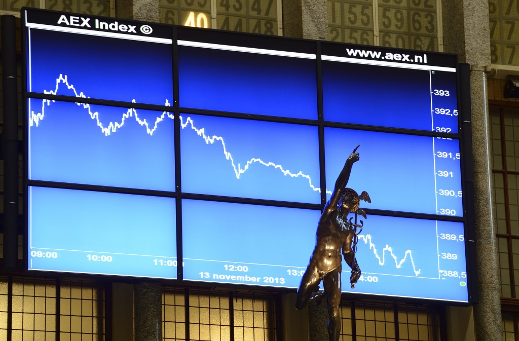 De effectenbeurs in Amsterdam wist woensdagochtend het openingsverlies grotendeels weg te werken. Ook de andere Europese aandelenmarkten gingen overwegend voorzichtig omhoog. De AEX-index noteerde in het eerste uur van de handel een fractie lager op 393,17 punten. De MidKap steeg 0,9 procent tot 559,80 punten. De beurzen in Frankfurt en Parijs noteerden een fractie hoger, terwijl de FTSE in Londen 0,6 procent verloor. TNT Express was de sterkste stijger in de AEX met een winst van ruim 3 procent door overnamespeculatie. Bestuursvoorzitter Tex Gunning van TNT Express liet in een interview met het Financieele Dagblad weten dat het niet zeker is of de pakketvervoerder zelfstandig zal blijven. ASML volgde met een plus van meer dan 2 procent. De chipmachinefabrikant is er in het derde kwartaal niet in geslaagd de eigen verwachtingen helemaal waar te maken. Desondanks liet de onderneming weten op koers te liggen om zijn jaardoelstellingen te halen. In de MidKap ging Air France-KLM aan kop met een plus van meer dan 4 procent. Aperam klom 1 procent. De roestvrijstaalmaker krijgt begin volgend jaar een nieuwe topman. De huidig financieel directeur Timoteo Di Maulo volgt dan bestuursvoorzitter Philippe Darmayan op. Danone in de plus In Parijs won Danone ruim 4 procent na publicatie van beter dan verwachte kwartaalresultaten. Het Franse voedingsmiddelenconcern heeft in het derde kwartaal geprofiteerd van een herstelde vraag naar zijn babyvoedingsproducten. CSR maakte in Londen een koerssprong van 33 procent. De Amerikaanse chipfabrikant Qualcomm neemt de Britse chipontwikkelaar CSR over zo'n 2 miljard euro. Het Britse farmaceutische concern Shire ging 26 procent onderuit nadat de Amerikaanse branchegenoot Abbvie liet weten zijn bod op Shire te heroverwegen. De euro was 1,2642 dollar waard, tegen 1,2660 dollar bij het slot van de beurshandel in Europa op dinsdag. Een vat Amerikaanse olie kostte 0,5 procent minder op 81,40 dollar. Brentolie werd 0,6 procent goedkoper op 84,55 dollar per vat.