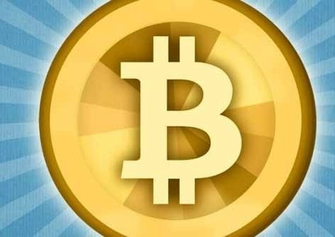 De virtuele munt, de bitcoin, begint langzaam door te dringen in het dagelijkse betalingsverkeer. Een stel uit het Amerikaanse Utah betaalt sinds oktober alles met bitcoins. "Tanken is heel lastig". Het zal weinig mensen zijn ontgaan dat de virtuele munt de bitcoin (zie kader) de laatste tijd naar recordhoogten is gestegen. Een bitcoin kost nu circa 400 dollar (bijna 300 euro). Wat is de bitcoin? Het idee voor de bitcoin werd in 2008 beschreven door een persoon die het pseudoniem Satoshi Nakamoto gebruikte. Een jaar later werd de ‘bitcoin ‘ op internet als particulier initiatief geïntroduceerd als een vorm van elektronisch geld, dat onafhankelijk van centrale banken wordt uitgegeven. Bitcoins kunnen door iedereen met een pc worden ‘gemunt’, door computers complexe puzzeltjes te laten oplossen die getallen van 64 cijfers opleveren. De algoritmes zijn zo ontworpen dat er een beperkt aantal nieuwe bitcoingetallen in de loop van de tijd kunnen worden gegenereerd. Heb je eenmaal een erkend bitcoingetal, dan kun je een elektronische portemonnee aanmaken, waarmee je kunt handelen in bitcoins. Maar je kunt ook gewoon bestaande bitcoins of delen daarvan op handelsbeurzen kopen met euro’s, dollars en andere munten. Door de mondiale bankencrisis is het vertrouwen in het financiële stelsel afgenomen, wat gunstig uitpakte voor de aantrekkingskracht van geld dat niet aan een overheid is gekoppeld. De afgelopen twee jaar doken er onder meer webwinkels op met prijzen in bitcoins. De munt is vooral populair bij mensen die geen vertrouwen hebben in de banken en centrale banken, avontuurlijke bellegers en onder criminelen die de nieuwe munt hebben ontdekt als witwasmiddel. Maar kun je er ook gewoon je boodschappen mee doen? Austin Craig en zijn echtgenote Beccy Bingham-Craig uit Provo in de Amerikaanse staat Utah besloten het te proberen. Allereerst overtuigde Craig zijn werkgever dat hij in bitcoin werd uitbetaald en haalden ze hun huisbaas over dat ze hun huur in bitcoin mochten betalen. Daarna was het speuren naar de supermarkten en restaurants die bitcoins accepteren, zo schrijft The Wall Street Journal donderdag. En het lukt, zij het dat het niet altijd even gemakkelijk gaat. Het lastigste bleek tanken. Maar met behulp van een bitcoin-fanaat die werkte bij een tankstation, konden Craigs ook hun VW Jetta volgooien. Ook het reizen lukt, want er zijn al meerdere websites waar je reizen en hotels kunt boeken met behulp van bitcoins. Al is het lang niet altijd gemakkelijk een restaurant te vinden dat de virtuele munt accepteert. "Het is uiteindelijk minder moeilijk dan ik oorspronkelijk had gedacht", zegt Austin Craig in de krant.