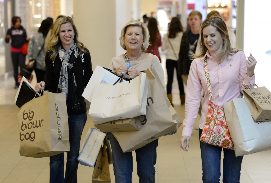 De effectenbeurzen in New York zijn donderdag gesloten vanwege de viering van Thanksgiving Day. Vrijdag zijn de Amerikaanse financiële markten slechts een halve dag open. Veel Amerikanen nemen op deze zogenoemde Black Friday een dag vrij om inkopen te doen voor de feestdagen. De maandag na Thanksgiving staat bekend als Cyber Monday. Op die dag gaan de Amerikanen op zoek naar koopjes op het internet. Het feestdagenseizoen is erg belangrijk voor de Amerikaanse detailhandelaren, die tijdens deze periode alles uit de kast halen om klanten te lokken. Sterke winkelverkopen zouden er volgens marktvorsers ook voor kunnen zorgen dat de graadmeters op Wall Street hun recordreeks voort zullen zetten. Woensdag deden de Amerikaanse beleggers het rustig aan met het lange weekeinde in het verschiet. De Dow-Jonesindex sloot na een kalme handelsdag 0,2 procent hoger op 16.097,33 punten. De breder samengestelde S&P 500 kreeg er 0,3 procent bij en eindigde op 1807,23 punten. De technologiegraadmeter Nasdaq steeg 0,7 procent tot 4044,75 punten.