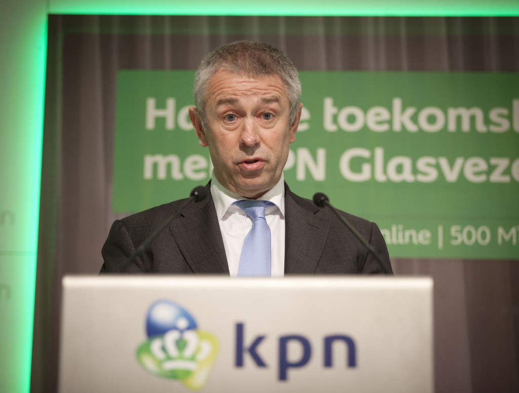 KPN krijgt mogelijk te maken met meer druk van aandeelhouders om een rol te spelen in de consolidatie van de telecommarkt. Dat meldt de zakelijke website MergerMarket op basis van uitspraken van twee minderheidsaandeelhouders van KPN. De twee aandeelhouders zouden samen met investeerder Paulson druk willen zetten op het bestuur van KPN om zelf overnames te doen of zich te laten overnemen. Eind maart bleek dat Paulson een kapitaalbelang in KPN heeft opgebouwd. Volgens ingewijden zou de investeerder nu gesprekken voeren met de leiding van het bedrijf, waarbij hij zich mogelijk op zou maken voor een gevecht over mogelijke consolidatie. MergerMarket gaf verder aan dat América Móvil zijn opties ten opzichte van KPN zou willen heroverwegen zodra duidelijk is of de verkoop van E-Plus doorgaat. Aandringen op verkoop Base Analist Emmanuel Carlier van ING stelde in een reactie dat investeerders er waarschijnlijk op zullen aandringen dat KPN het Belgische Base verkoopt. Het bericht van MergerMarket had weinig effect op de beurskoers van KPN. Het telecombedrijf noteerde woensdag rond 10.45 uur 0,4 procent in de plus op 2,78 euro.