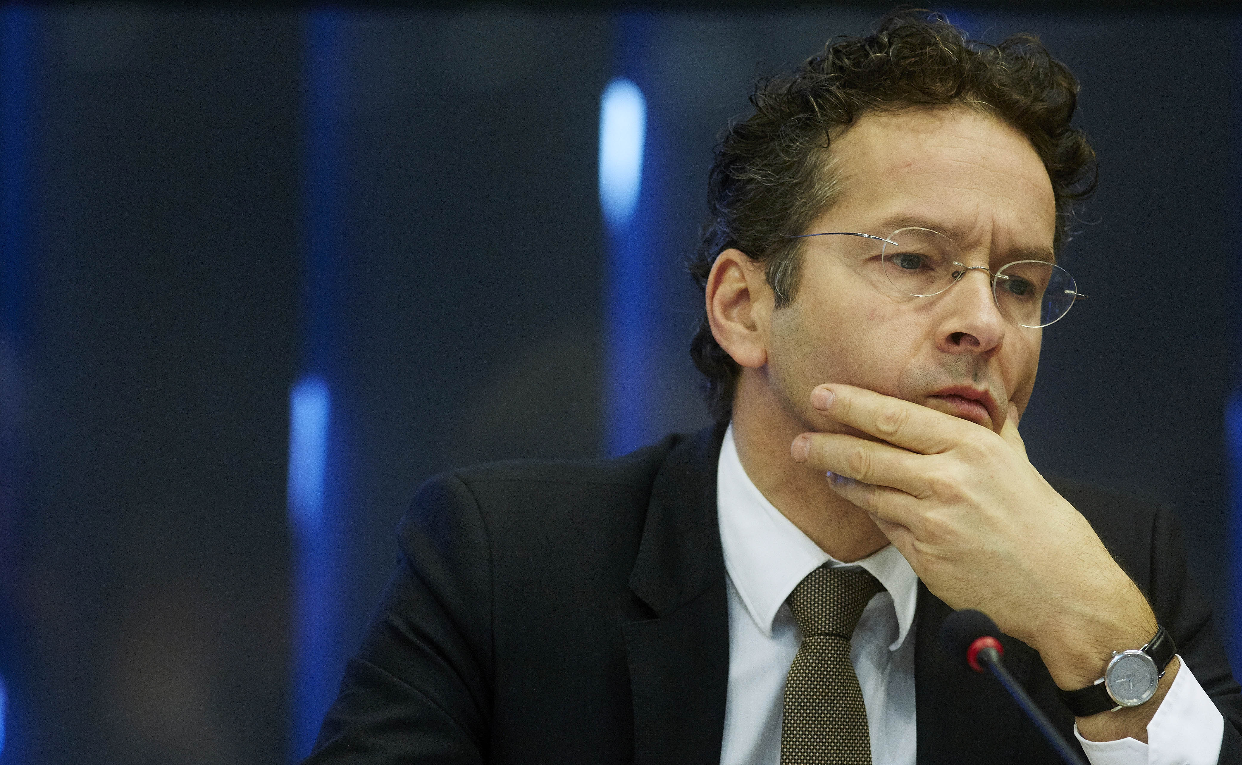 De Nederlandse economie boekte een miniem plusje in het derde kwartaal van dit jaar. Lees wat Klaas Knot, Jeroen Dijsselbloem en Henk Kamp daarover te zeggen hebben. De groei was vooral te danken aan aantrekkende export, die met 2,1 procent groeide ten opzichte van een jaar eerder. De uitgaven van consumenten daalden nog wel, met 2,3 procent.