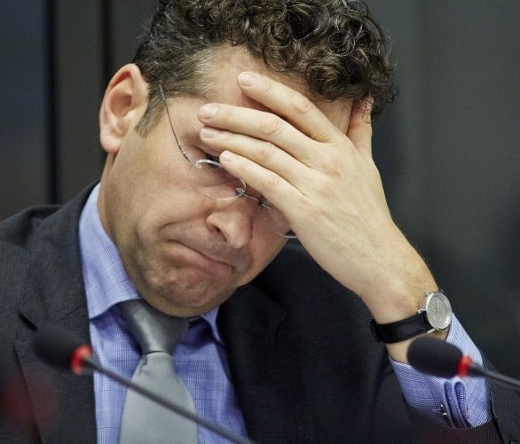 De directie van ABN Amro heeft de bevoegdheid om de salarissen van managers bij de bank te verhogen. Dat zei minister Jeroen Dijsselbloem van Financiën in reactie op een verhoging van de vaste salarissen van honderd managers bij ABN. De bank, nog altijd in handen van de staat, heeft het vaste salaris van de managers net onder de raad van bestuur begin dit jaar met 20 procent verhoogd. De bank anticipeert daarmee op een nieuwe wet die bonussen maximeert op 20 procent van het vaste salaris. "Dit is op zichzelf een verantwoordelijkheid van de ABN-directie. Ze kunnen dit doen als ze zich maar aan de wet houden", zei Dijsselbloem, die vorige week het wetsvoorstel indiende voor het bonusplafond. Die wet moet nog in de Kamer worden besproken. "Dan zal de Kamer aangeven of ze vinden dat dit een goede en passende vertaling is'', aldus Dijsselbloem. Beloning subtop lager Dijsselbloem had "enige compensatie'' in het vast salaris wel verwacht als gevolg van het bonusplafond. Met de maximering worden 'perverse prikkels' voor bankmedewerkers in elk geval wel weggehaald. Ook dat is een belangrijk doel van de nieuwe wet. Bonussen konden in het verleden tot 100 procent gaan bij ABN, dus op dat punt wordt er met het plafond nog "veel winst'' gemaakt, aldus Dijsselbloem. Ondanks de verhoging gaat de subtop er volgens ABN Amro per saldo wel met gemiddeld 5 tot 10 procent in inkomen op achteruit. De loonsverhoging is volgens ABN Amro-topman Gerrit Zalm conform de nieuwe regelgeving en noodzakelijk om talent binnen te houden bij de bank. Hoger salaris ABN valt slecht in Kamer In de Tweede Kamer wordt afkeurend gereageerd op de verhoging van de vaste salarissen van managers bij staatsbank ABN Amro. Volgens PvdA-Kamerlid Henk Nijboer verdienen topbankiers "meer dan genoeg'' en moet er in de financiële sector een normalisering van salarissen plaatsvinden. Net als de PvdA spreekt ook het CDA van een slecht signaal. "Wat zegt dit over de cultuurverandering die we willen bij de banken? Dit wekt niet de indruk dat ze het daar begrepen hebben'', aldus Eddy van Hijum. SP-Kamerlid Arnold Merkies roept Dijsselbloem op niet akkoord te gaan met de salarisverhoging. ,,Nu er eindelijk iets aan de enorme bonussen wordt gedaan, trekt ABN Amro een lange neus naar de samenleving door managers nog eens 20 procent loonsverhoging mee te geven.'' Hij pleit voor wettelijke normen voor de vaste salarissen. Ook GroenLinks-Kamerlid Jesse Klaver heeft kritiek. "Het is nog nooit wetenschappelijk bewezen dat excessieve salarissen bijdragen aan het binnenhalen van kwaliteit. De crisis heeft laten zien dat ook mensen met topsalarissen verkeerde keuzes kunnen maken.''