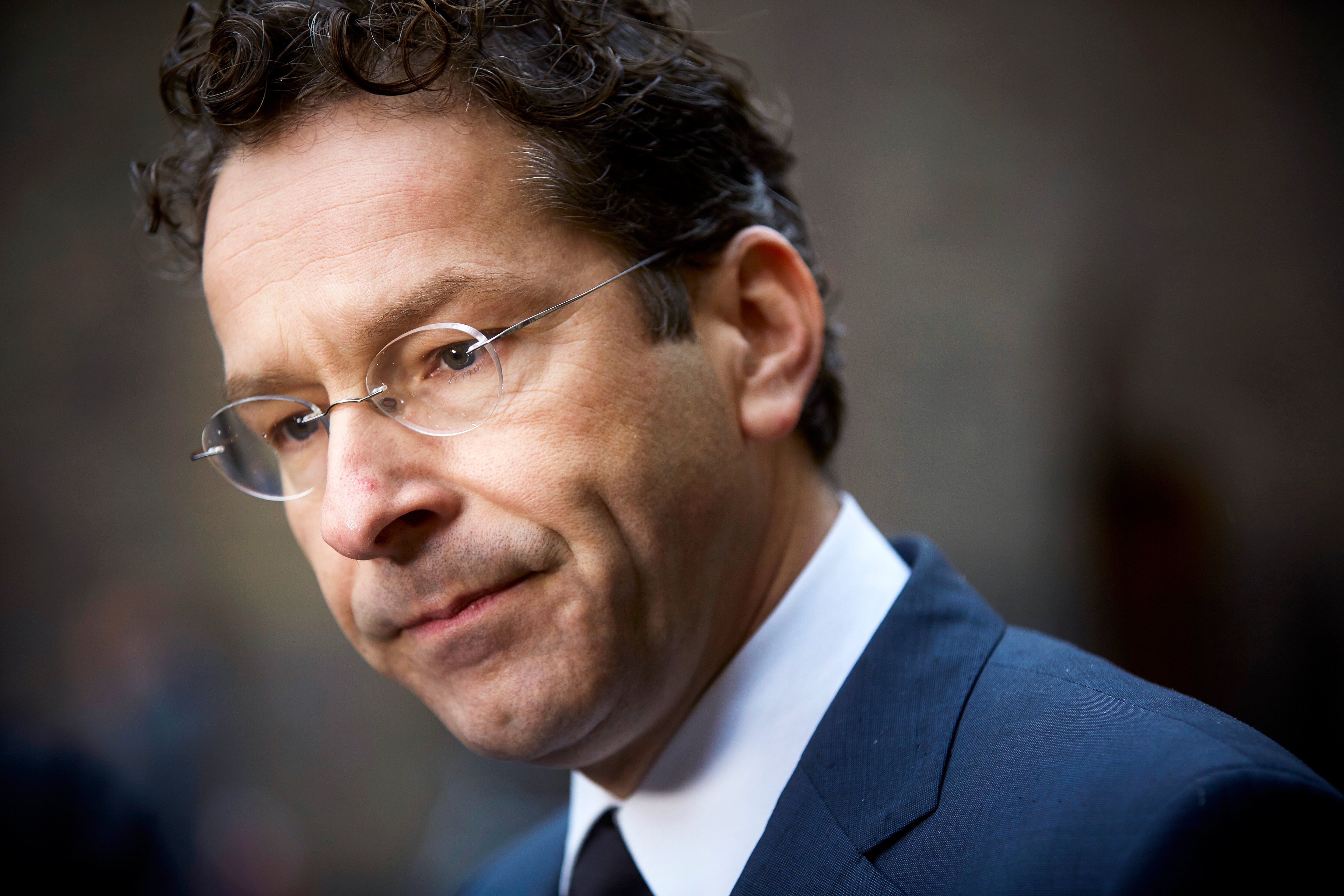 Als het maar even mogelijk is, moeten de Rabo-medewerkers die gefraudeerd hebben met de Libor-rente vervolgd worden. Minister Jeroen Dijsselbloem van Financiën zei dat dinsdag bij RTLZ. Het Openbaar Ministerie beslist uiteindelijk over strafrechtelijke vervolging, maar die zou goed zijn voor het rechtsgevoel van mensen, stelde Dijsselbloem.