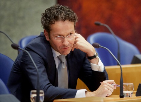Als de Staat ABN Amro in 2015 naar de beurs brengt, kunnen de kosten daarvan 400 miljoen bedragen. Minister Jeroen Dijsselbloem van Financiën heeft dat aan de Tweede Kamer laten weten. Woensdagmiddag komen de toekomstplannen voor ABN Amro, SNS Reaal en ASR daar aan de orde. De gemiddelde kosten van een Europese beursgang bedroegen de afgelopen vijf jaar 2,7 procent van het geplaatste kapitaal. Uitgaande van een opbrengst van circa 15 miljard voor ABN Amro komen de kosten van een beursgang uit op een slordige 400 miljoen. Begin 2015 goed moment ABN-topman Gerrit Zalm gaf eind oktober aan dat begin 2015 weleens een goed moment zou kunnen zijn voor een beursgang van de staatsbank. ABN heeft wel last van de huidige recessie in Nederland, want de bank moet voorzieningen treffen op leningen aan het midden- en kleinbedrijf. Als de Nederlandse economie de komende tijd uit het dal komt, verandert de situatie. “Mijn vermoeden is dat als blijkt dat we dit jaar echt uit het dal komen, dat begin 2015 wel eens een goed moment zou kunnen zijn”, zei hij over de toekomstige beursgang. Mocht het begin 2015 nog te vroeg zijn, dan is het mogelijk om de beursgang een half jaar of een jaar uit te stellen. Besluit kabinet over beursgang ABN Het kabinet besloot in augustus dat ABN op termijn in zijn geheel terug gaat naar de beurs. Die beursgang zal op zijn vroegst over anderhalf jaar plaats vinden. ABN Amro is gevraagd zich voor te bereiden op een beursgang. Het kabinet zal dan over een jaar oordelen of de bank er klaar voor is. Zalm noemde het tempo van de beursgang zoals door het kabinet is voorgesteld verstandig. Aan de voorbereiding van een beursgang wordt nu gewerkt. Hogere opbrengst voor de Staat Volgens Zalm stijgen de waarde van bankaandelen de laatste tijd weer. Dat zou een hogere opbrengst voor de Staat kunnen betekenen. Het kabinet schatte in augustus in dat ABN nu rond de 15 miljard euro moet kunnen opbrengen, waar de afgelopen jaren inmiddels 21,66 miljard in de bank is gestoken. Premier Mark Rutte gaf toen toe dat de kans dat de Staat nog winst maakt op ABN klein is.