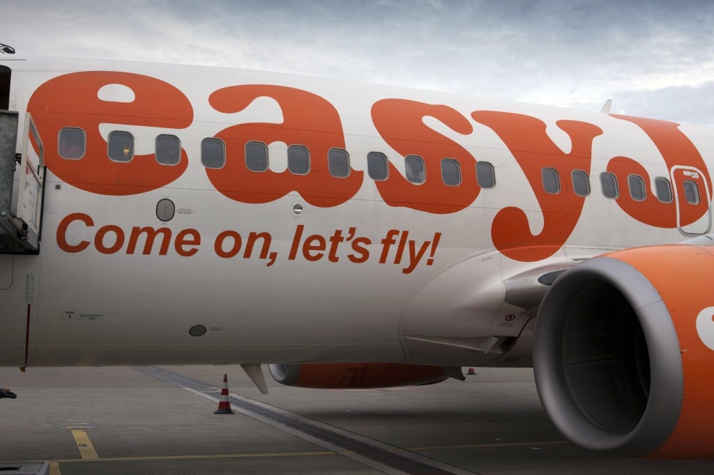 De Europese aandelenbeurzen namen dinsdag wat gas terug. Het aandeel EasyJet was wel in trek Beleggers doen het even rustig aan na de recente stevige klim. Een sterker dan verwachte toename van het economisch vertrouwen in Duitsland kon het tij niet keren. De AEX-index in Amsterdam noteerde in de middaghandel 0,3 procent lager op 395,98 punten. De MidKap zakte 0,4 procent tot 610,32 punten. De beurzen in Londen en Parijs verloren 0,5 en 1 procent. De DAX-index in Frankfurt hield de schade beperkt tot een min van 0,2 procent.