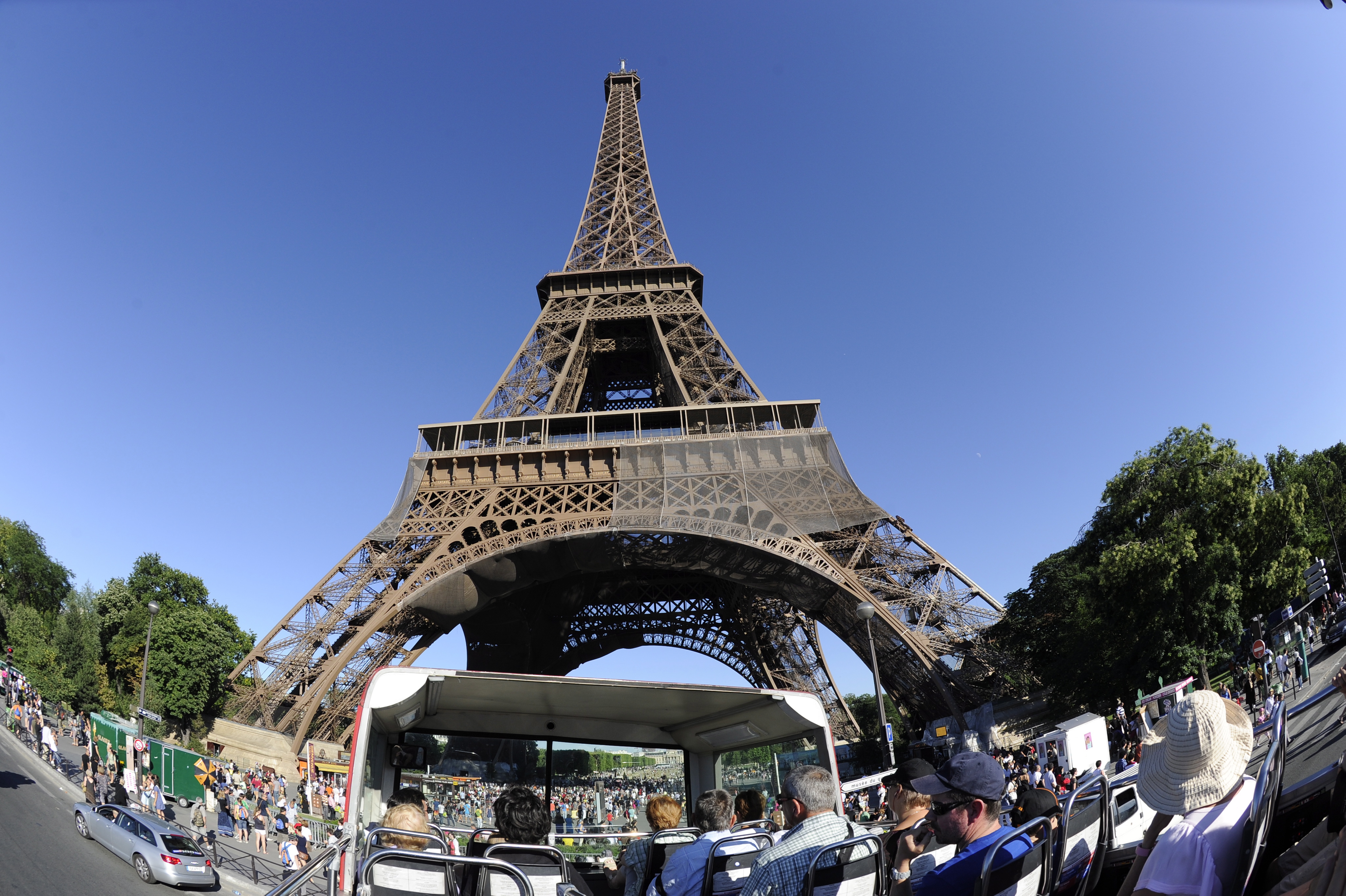 Zonder naar de Franse hoofdstad af te reizen kunnen mensen vanaf 5 december iets kopen in een officiële Parijse souvenirwinkel. De gemeente Parijs begint dan met die winkel op internet. De krant Le Parisien meldde zaterdag dat Parijs met deze webwinkel voor Frankrijk een primeur heeft. Andere wereldsteden zoals New York hebben deze handel al op internet gezet.