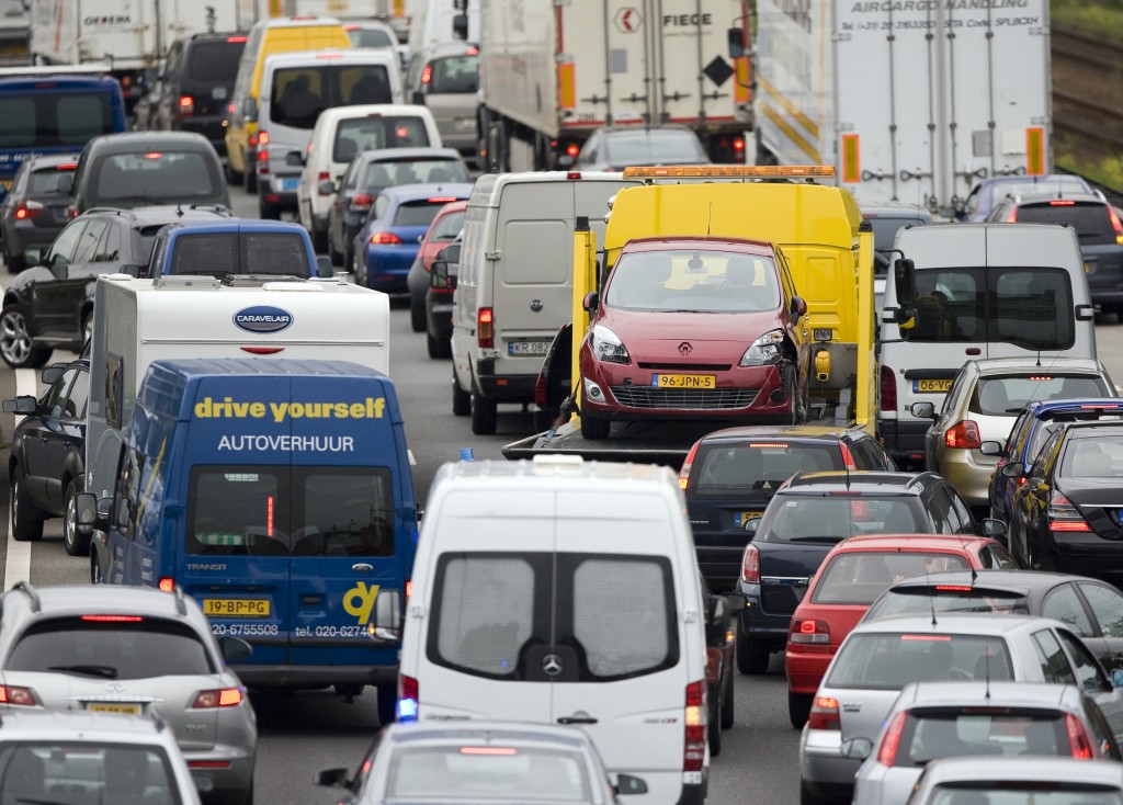 Automobilisten staan weer vaker in de file, mede doordat ze weer terugvallen op hun oude gewoontes. Ze nemen weer de routes die ze daarvoor vermeden om niet in de file te moeten staan. Dat meldt dagblad Metro. Volgens de Verkeersinformatie Dienst (VID) losten de alternatieve routes de files op, waardoor de drukke wegen uiteindelijk toch weer populair zijn geworden. Ook nemen volgens de VID de effecten van de anti-fileprojecten zoals extra rijstroken of een nieuwe snelweg af. De bezuinigingen op de wegwerkzaamheden spelen eveneens een rol in het toenemende aantal files. "Vroeger hield men bij Rijkswaterstaat rekening met files. Wegwerkzaamheden mochten geen gevaar en files veroorzaken. Nu kijken ze alleen nog maar naar gevaar'', aldus Patrick Potgraven van de verkeersdienst. Zo erg als in 2006 is het echter nog niet, toen stonden er twee keer zoveel files.