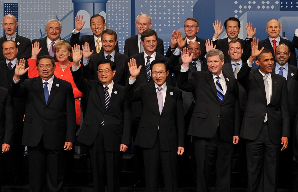 De Amerikaanse inlichtingendienst NSA heeft in 2010 op grote schaal gespioneerd bij de G8- en G20-toppen in Canada. Dat blijkt uit geheime documenten van de NSA die zijn ingezien door de Canadese nieuwszender CBC. Bij de G20 in juni 2010 in Toronto waren namens Nederland toenmalig premier Jan Peter Balkenende en minister Jan Kees de Jager (Financiën) aanwezig. Een keur aan wereldleiders bezocht de G20 in Toronto en de G8 in Huntsville, die vooraf ging aan de G20. Aanwezig waren onder anderen de wereldleiders Angela Merkel (Duitsland), Nicolas Sarkozy (Frankrijk), Dmitri Medvedev (Rusland) en Hu Jintao (CHina). Premier liet spionage toe De regering van premier Stephen Harper van Canada liet de spionagepraktijken toe, blijkt uit de documenten. Tijdens de 6 dagen durende spionageoperatie hadden de Amerikanen hun ambassade in Ottawa omgebouwd tot een commandopost. Uit de documenten wordt niet duidelijk welke leiders de Amerikanen in het bijzonder op het oog hadden. De afluisterpraktijken zouden onder meer als doel "ondersteuning aan de beleidsmakers" hebben gehad. Bondgenoten VS Canada is één van trouwste bondgenoten van de VS op inlichtingengebied. Samen met onder meer Groot-Brittannië en Australië maakt het deel uit van de zogeheten 5-Eyes, landen die inlichtingen met elkaar delen. De Canadese regering wilde donderdag niet ingaan op de berichtgeving. "Onze veiligheidsdiensten hebben onafhankelijke toezichtmechanismen om te verzekeren dat ze hun taken uitvoeren in overeenstemming met de wet'', was het enige wat de woordvoerder van premier Harper kwijt wilde. Al eerder G20 afgeluisterd De documenten waaruit CBC citeert zijn afkomstig van de Amerikaanse klokkenluider Edward Snowden. Uit door hem vrijgegeven stukken bleek al eerder dat de Britse geheime dienst GCHQ in 2009 buitenlandse politici bespioneerde bij de G20 in Londen. Premier Balkenende was ook daar een van de genodigden, samen met toenmalig minister Wouter Bos van Financiën.