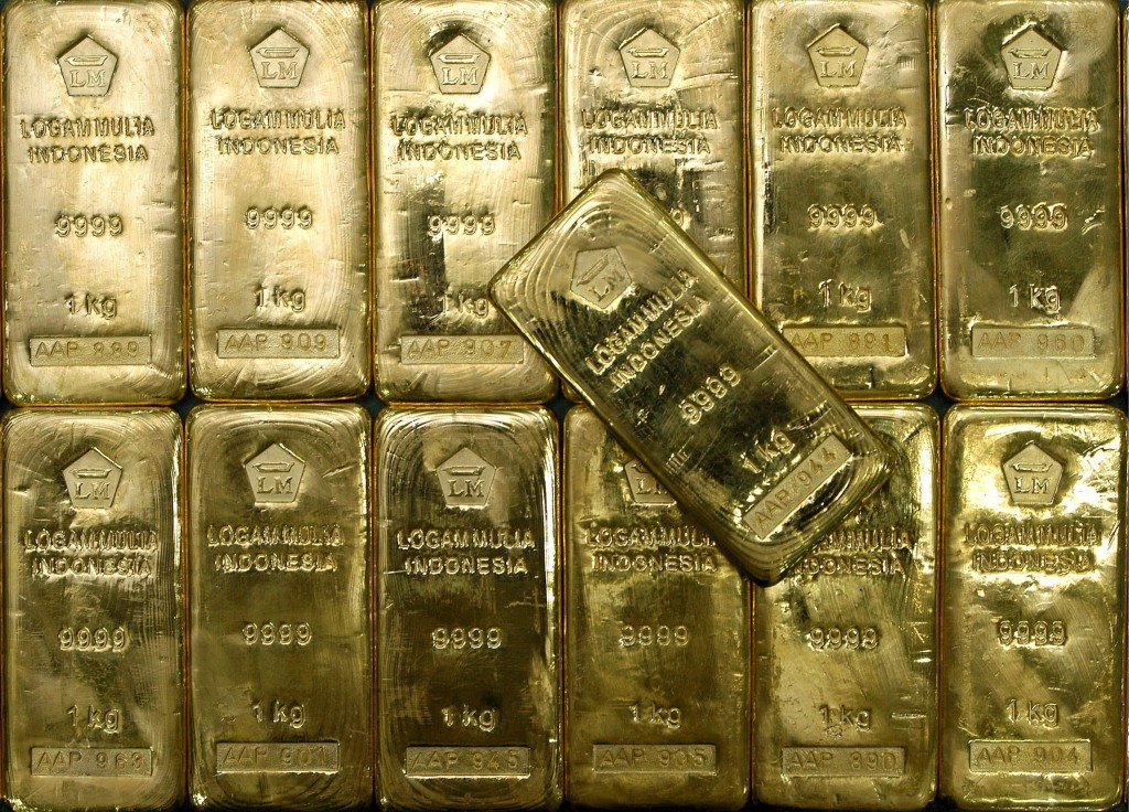 Het kabinet gaat 60.000 kilo Nederlands goud (ongeveer 2 miljard euro) dat ligt opgesloten in een kluis in Zwitserland, niet claimen. Dat besluit is al in 2000 genomen, maar het kabinet vergat de Tweede Kamer daarover in te lichten. Minister Dijsselbloem van Financiën verklaarde dat na Kamervragen van CDA'er Eddy van Hijum, schrijft de Volkskrant zaterdag. Duitsland roofde in de Tweede Wereldoorlog 146 duizend kilo goud uit de kluizen van De Nederlandsche Bank. De nazi's verkochten het goud aan de Zwitsers om oorlogsmachinerie te financieren. Het meeste daarvan heeft Nederland nooit meer teruggezien. Meeste goud was veilig Overigens was dat niet de volledige goudvoorraad die de Duitsers hebben gestolen. Tachtig procent van al het goud was op tijd naar het buitenland verplaatst. Maar er lag nog wel goud. Daarnaast moest de Nederlandse bevolking alle gouden munten in 1940 inleveren. De Nederlanders deden dat massaal, waarna de Duitsers het onmiddellijk in beslag namen. Zwitserland weigerde altijd mee te werken Na de Tweede Wereldoorlog hebben we na bemiddeling door de Amerikanen een heel klein beetje goud teruggekregen, maar er ligt nog altijd zo'n 60 duizend kilo in Zwitserse kluizen. De Zwitsers weigeren al decennialang dat goud, waarvan ze hebben geweten dat de Duitsers het gestolen hadden, terug te geven. Ze beroepen zich op een verdrag van vlak na de oorlog, waarin staat dat het land 250 miljoen frank betaalt voor het herstel van Europa, met de voorwaarde dat er geen claims worden gedaan op oorlogsgoud. In 2000 is de Nederlandse regering ook maar gestopt met zijn pogingen het goud, dat tegen de huidige prijzen ongeveer 2 miljard euro waard is, terug te krijgen. Bron: Z24/ANP