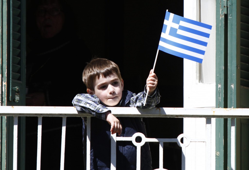Griekenland heeft ruime mogelijkheden om de concurrentiekracht van zijn economie te verbeteren. Dat stelt de Organisatie voor Economische Samenwerking en Ontwikkeling (OESO) in een rapport dat woensdag werd gepresenteerd. De denktank van de geïndustrialiseerde landen vond gedurende een onderzoek van bijna een jaar 555 regels en wetten die de Griekse regering zou moeten aanpassen om de eigen economie vooruit te helpen. De OESO stelt dat haar aanbevelingen de Griekse economie met ruim 5 miljard euro, of 2,5 procent, kunnen laten groeien, doordat ze de koopkracht van consumenten verbeteren en bedrijven in staat stellen om efficiënter te werken. De organisatie wijst onder meer op regels die de concurrentie beperken, zoals de bepaling dat verse melk maximaal 5 dagen mag worden bewaard en dat medicijnen alleen door apotheken mogen worden verkocht. Daarnaast zijn veel regels verouderd en gelden er in Griekenland veel bepalingen die de prijzen onnodig opdrijven.