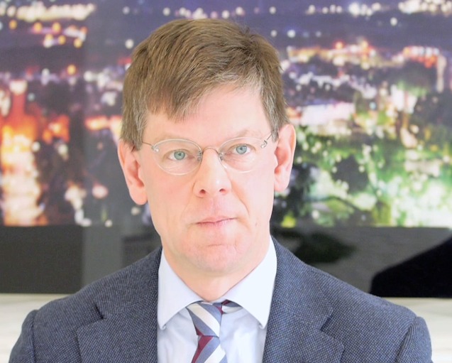 Als ABN Amro naar de beurs gaat, moet de staat geen vinger in de pap willen houden met speciale beschermingsconstructies. Dat zegt de Tilburgse econoom Harry Huizinga in een video-gesprek met discussieplatform Me Judice. Wil je ervoor zorgen dat banken financieel stabiel blijven dan is een al te grote invloed van aandeelhouders niet gewenst, erkent Huizinga. Want die zullen zo min mogelijk bufferkapitaal willen aanhouden, zodat het rendement op hun investeringen zo hoog mogelijk is. Voor spaarders zijn lage vermogensbuffer echter een risico.