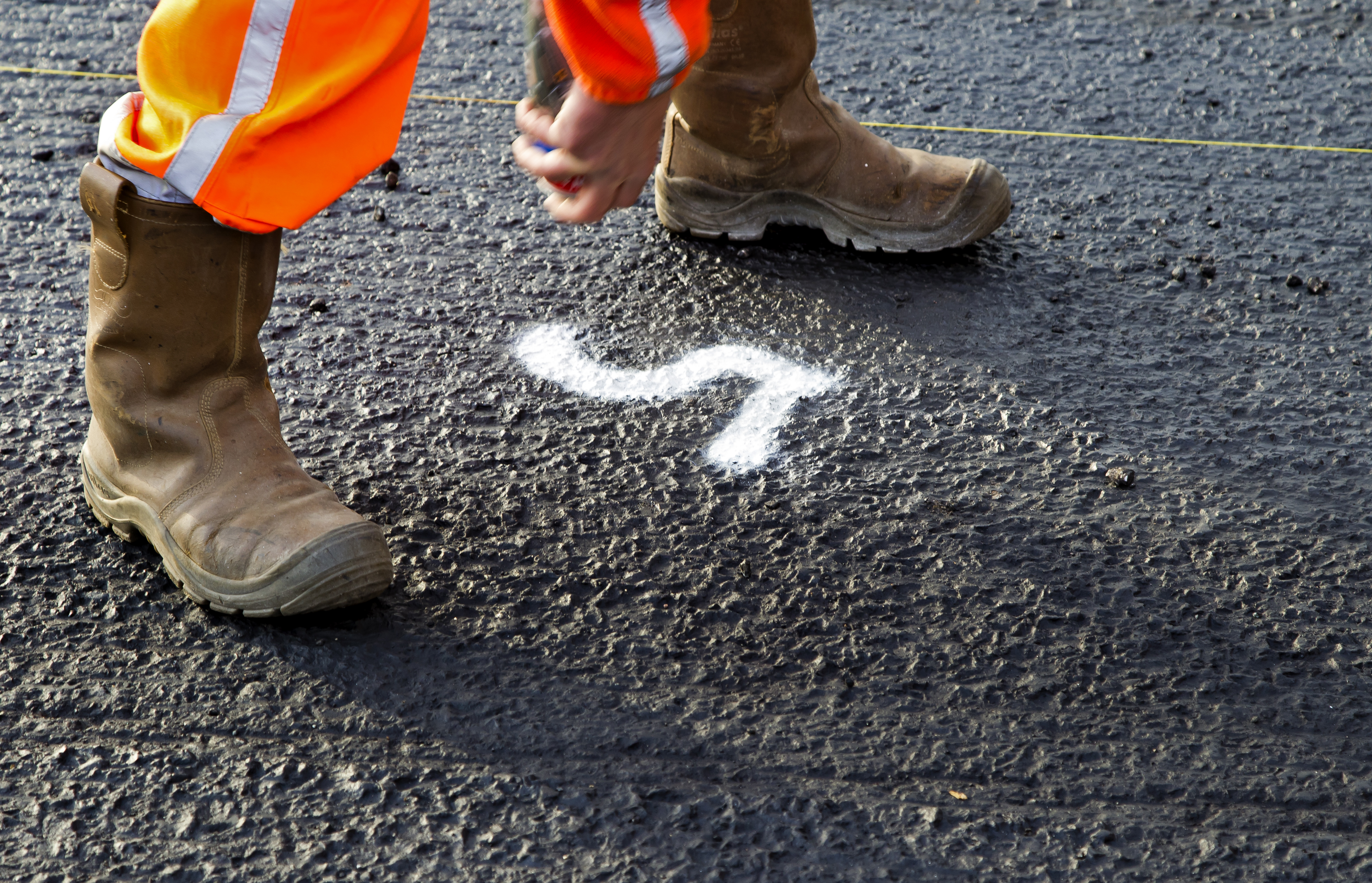 Heijmans heeft in de afgelopen maanden het resultaat op peil weten te houden, ondanks een flink lagere omzet. Dat maakte het bouwbedrijf donderdag bekend zonder concrete kwartaalcijfers te melden. De orderportefeuille liep terug en het aantal verkochte woningen daalde ook fors, maar de onderneming verwacht 2013 met een positief onderliggend resultaat af te kunnen sluiten. De marktomstandigheden waarin Heijmans moet opereren, blijven slecht, zo liet topman Bert van der Els weten. Het resultaat blijft redelijk op peil dankzij de "integrale aanpak en het sturen op marge boven volume'', aldus Van der Els. Orderportefeuille loopt terug De omzet in de afgelopen 9 maanden kwam 15 procent lager uit ten opzichte van dezelfde periode in 2012. De orderportefeuille liep terug naar 1,8 miljard euro, terwijl die aan het einde van het tweede kwartaal nog op 1,9 miljard stond. Vooral in Nederland liepen de orders terug. Het aantal verkochte woningen kwam tot en met oktober uit op 592, tegen 846 in dezelfde periode in 2012. Een relatief hoog aantal daarvan werd verkocht aan particulieren. Vorig jaar werden juist meer woningen aan beleggers weggedaan.