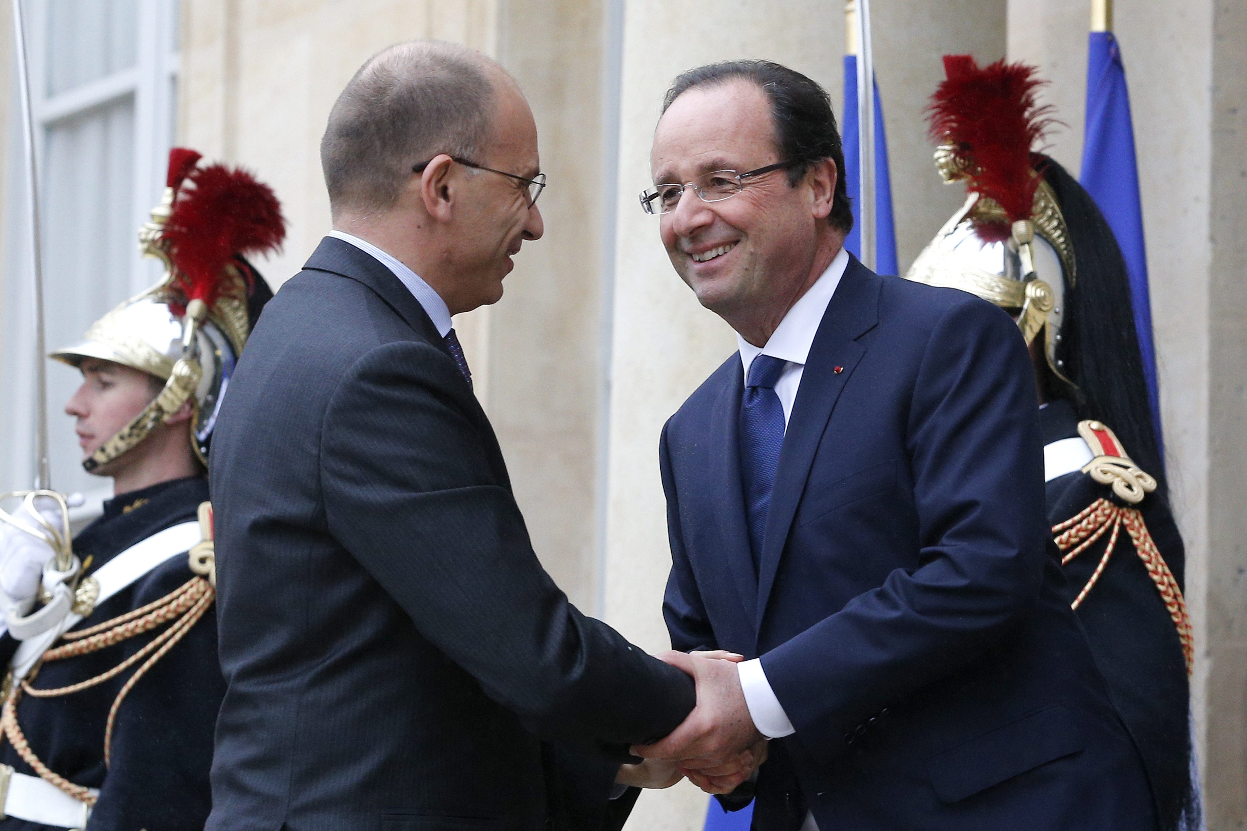 De Italiaanse premier Enrico Letta ontvangt de Franse president François Hollande. Zij zullen het onder meer hebben over de economie van de eurozone en over de samenwerking tussen de luchtvaartbedrijven Alitalia en Air France-KLM.