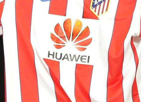 Het logo van Huawei op het shirt van voetbalclub Atletico Madrid.